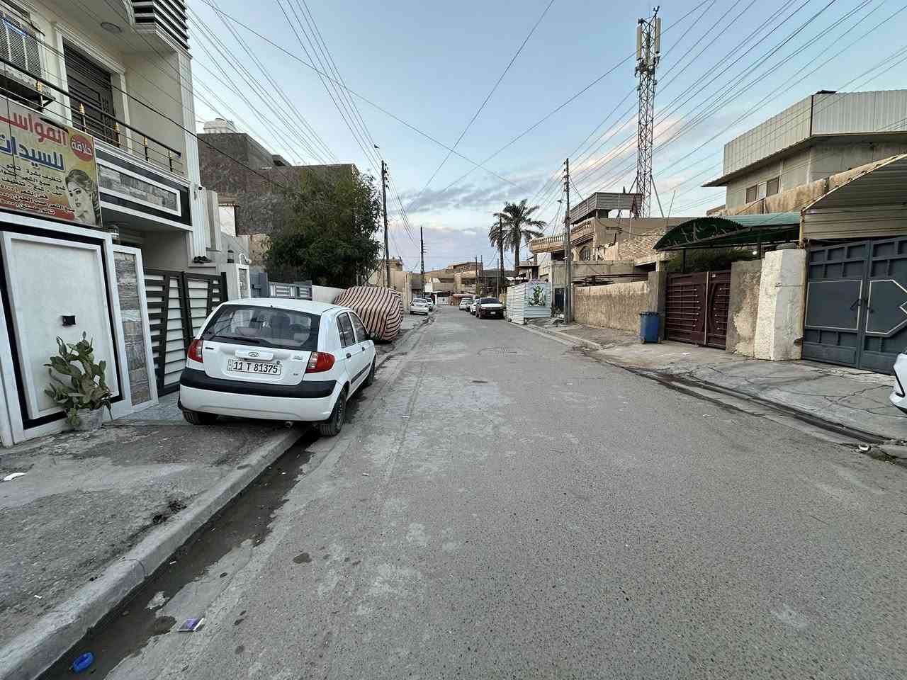 السلام عليكم / بيت للبيع مساحتة 120 متر مربع 6x20 
الطابق الارضي
 كراج كبير وحديقة وحمام خارجي مدخلين صالة ومطبخ 
الداخل مدخل صالة ومطبخ مفتوح وحولي درج وخدمات وترك 
الطابق الثاني
 غرفتين نوم ومخزن كبير في السطح 
ارضية الطابق الارضي مرمر الطابق الثاني بورسلين
السعر 290 مليون بيه مجال بسيط 
العنوان 
بغداد حي المواصلات الثانية 856 
مقابل كباب ابو علي
 البيت اجمل واحسن وأهدء 
فرع بالمنطقى 
التواصل اتصال ☎️ 
***********
