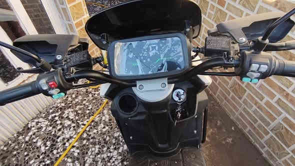 دراجه شحن اباتشي 
ملف ٢٠٠٠ 
٦ بطاريات كبار مسطرة ٧٢ فولت
السرعه ٩٩ بالشاشه 
بالسرعه ٤ نمر  وبيها زر TCS
لايت فول LED  عالي ناصي رماش
البطاريات حاله جيده مابيهن اي مشكله 
الدراجه على أيدي ماخذها جديده
بيها دبل اشاره و رجوع على البك R 
بلوتوث اضافه الى بصمه تشغيل عن بعد
بيها بوكس و خوذه موضحه بالصوره
الدراجه كلش خدمه بس سبب البيع محتاج فلوس اخذ سياره 
 💵 السعر مليون دينار 💵
العنوان الشعب رقم الهاتف ***********
