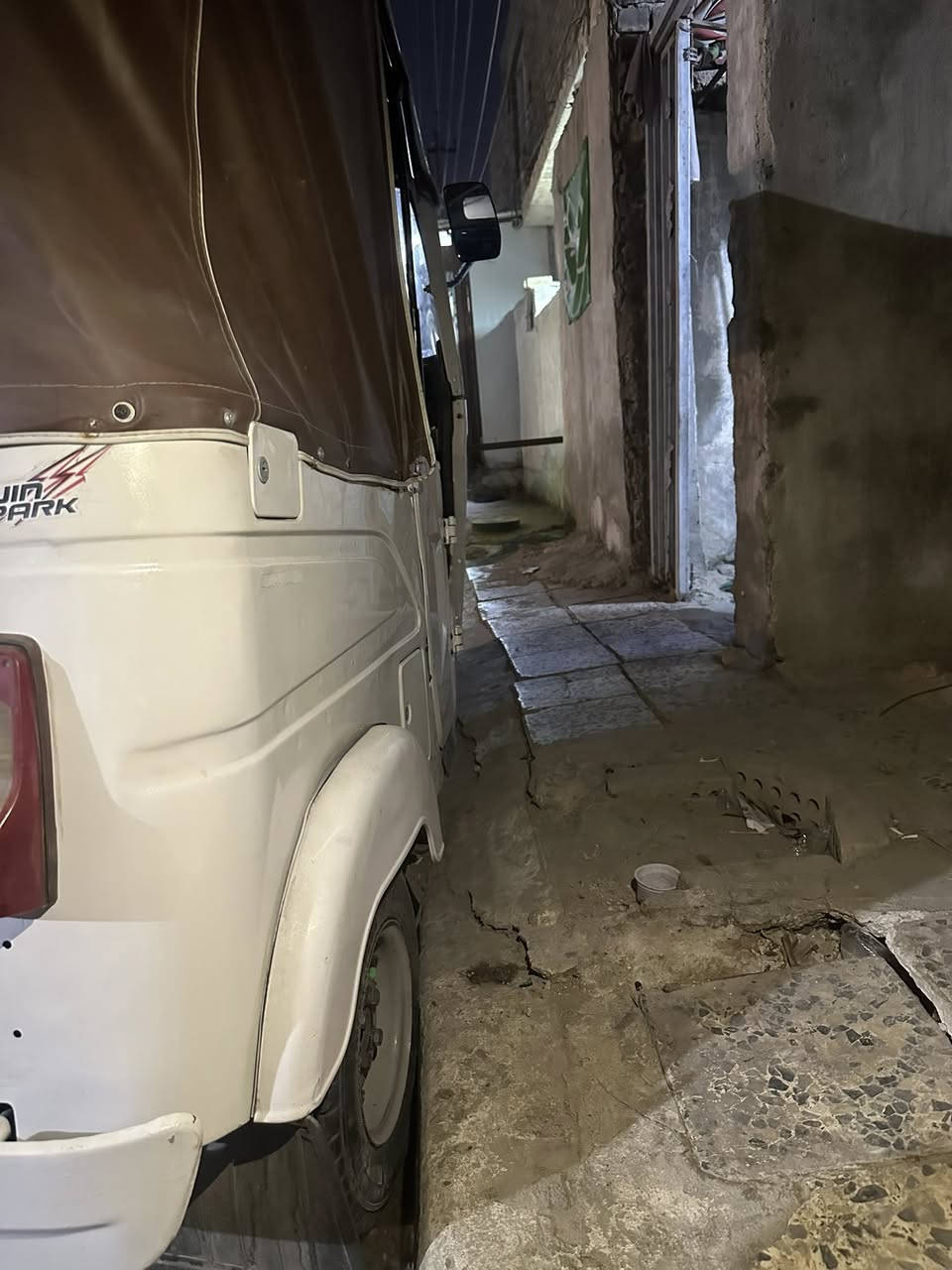 سلام عليكم تكتك للبيع بيه ضربه من وره ومعمره السعر ٧ مليون رقم الهاتف بي بس واتساب *********** بيع مستعجل
