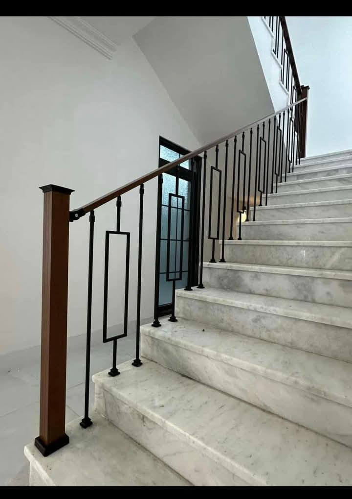 تخيل تصرف فلوس هواي على بناء بيتك… وبالأخير محجر الدرج يطلع مايليق بي .

محجرنا الكلاسيك الحديث مصمم حتى يكون:
✔️ ثابت وقوي 
✔️ حديد معالج ضد الصدأ
✔️ دمج فاخر بين الالمنيوم والحديد الأسود
✔️ تصميم يرفع قيمة البيت وينطي جمالية
✔️ مناسب للبيوت الجديدة وأعمال الصيانة والديكور

لا تنتظر تتندم
راسلنا الآن واحجز 📩
القرار الصح اليوم… يوفر عليك خسارة باچر.

#حديث #مودرن #ديكور #درج #محجر


**إذا كنت صاحب هذا الإعلان وتريد حذفه لأي سبب، رجاءا أرسل رسالة إلى الدعم الفني**