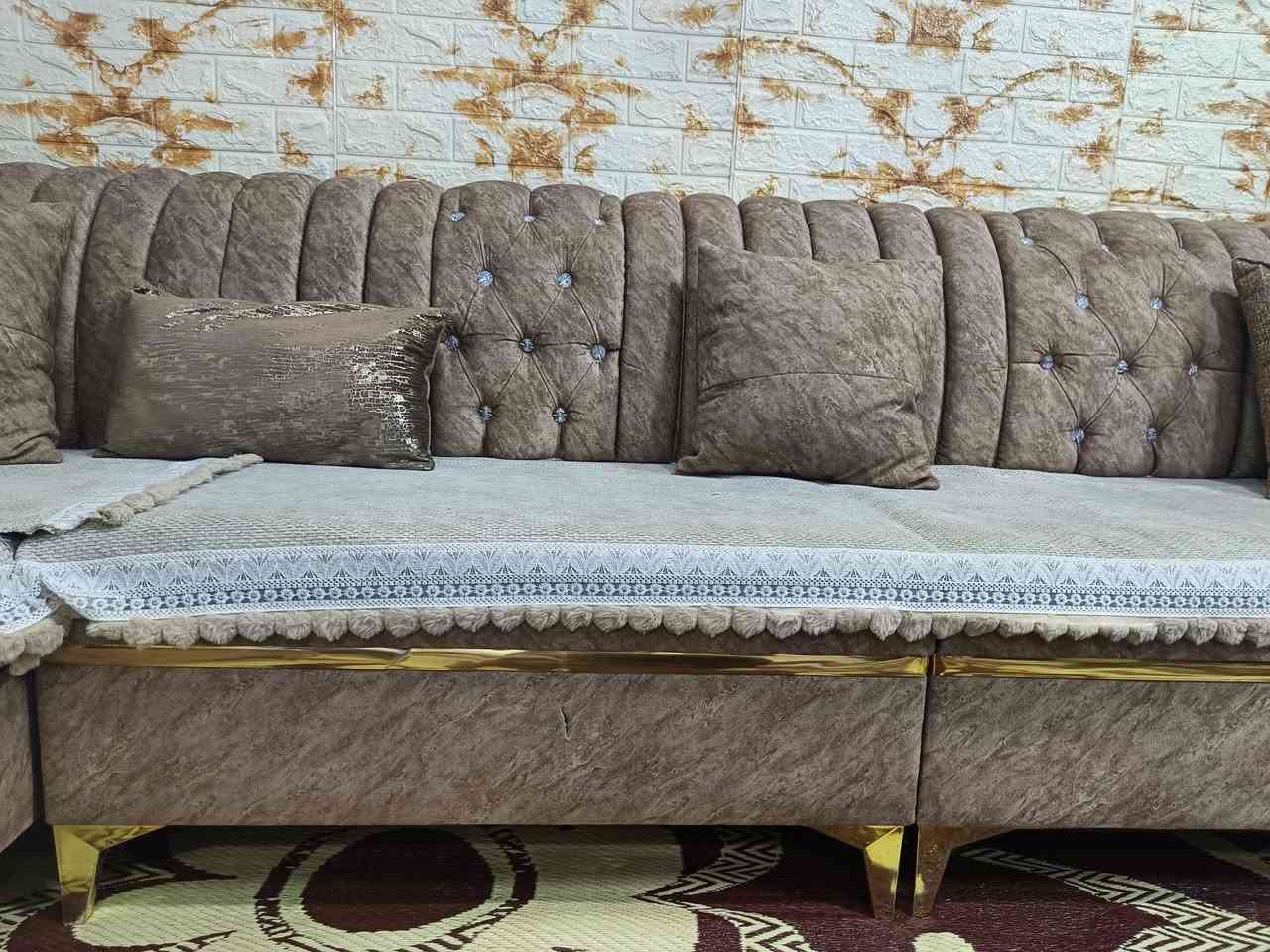 ديوان للبيع مكان كركوك ٥ أمتار  سعر ٢٢٥  مستخدم أقل سنه
بعده جديد  وبي مخزن بالضهر قطعه وحدة ***********
