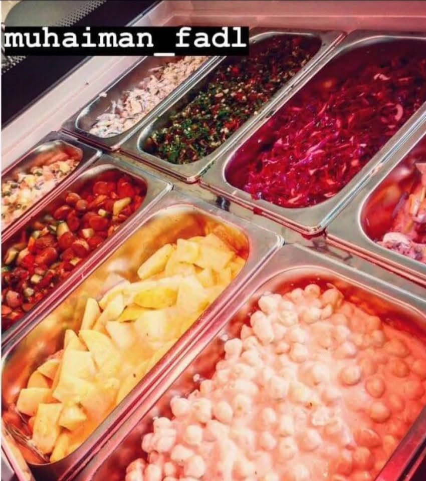 السلام عليكم 

شيف غربي سناكات كنتاكي ساندويشات 
بركر امريكي اختصاص 
شاورما مقبلات  
اداره مطعم ومنيو كامل 
صوصات وكالات 

الاتصال ***********
