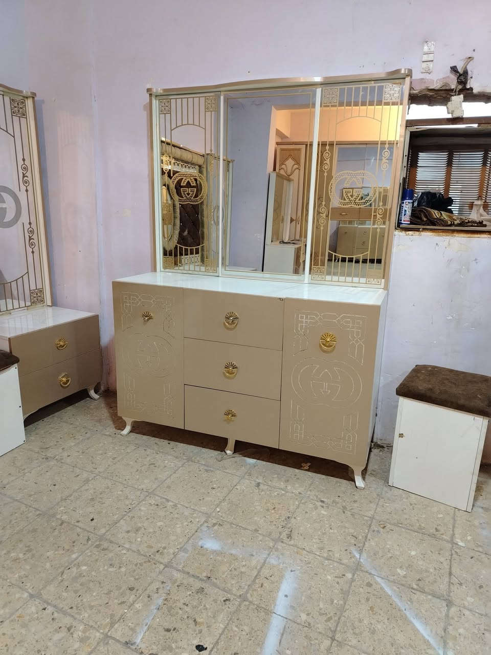 غرفة تركي شرط النضافه سعر 650 الف ***********
