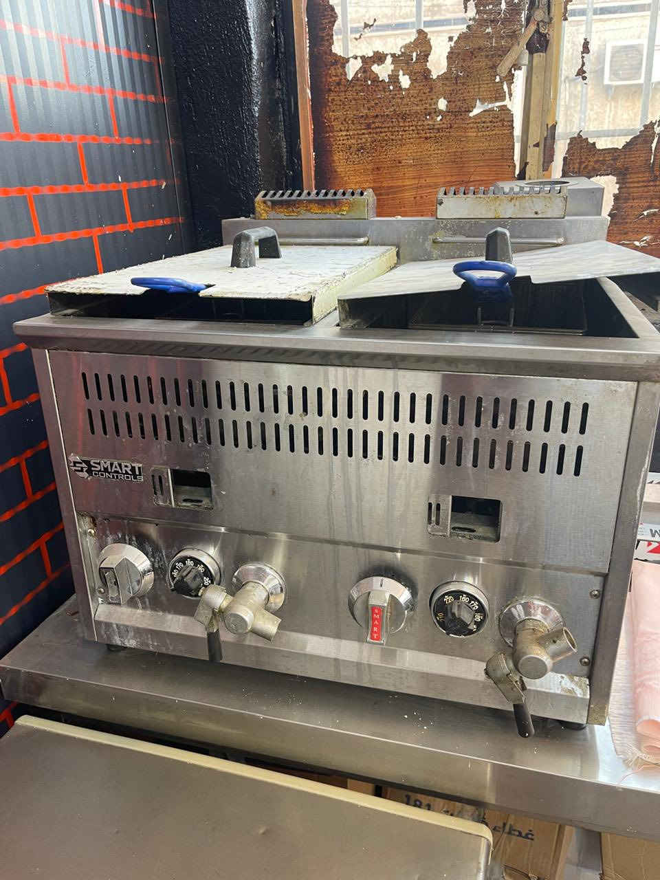 السلام عليكم 
غراض مطعم نضيفه جدا
شوايه دجاج غاز 6 شيش 
حمايه 4 عيون غاز 
كريل بركر غاز 
قلايه 2 عيون غاز منضديه
ميز ستيل عدد 3
سنك ستيل 
ميز و2 كرسي اسود 
غاز 3 قناني 
بلانكوات عدد 4 كبير 
بلوجكترات كبير عدد 2 شمسي اقتصادي 
حمايه جبن
رف عدد 1
جدر ريزو عدد 2
طباخ 2 عيون 
مجمده نضيفه وشغاله 100‎%‎
السعر مليونين ونص وبيه مجال شويه 
استفسار اتصال ☎️ ***********
