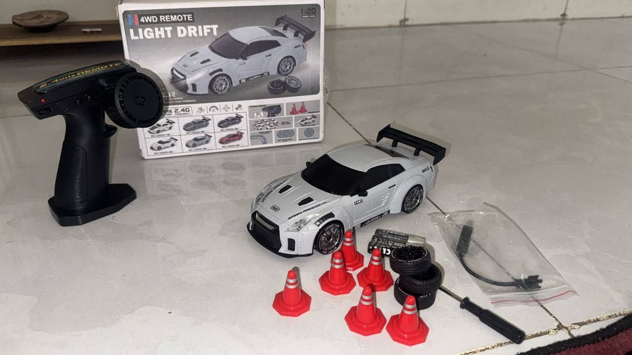 هاي سيارة درفت ريموت *Nissan GTR R35* شكلها رسمي 🔥

*تفاصيلها من الصورة:*
1. *الموديل*: مكتوب عالبوكس "4WD REMOTE LIGHT DRIFT" بمقياس *1:20* يعني حجمها وسط، مو صغيرة كلش
2. *الدفع*: 4WD يعني دفع رباعي - هذا يخليها تثبت أحسن بالدرفت
3. *المعدات اللي تجي وياها كاملة*: 
   - الريموت مسدس 2.4GHz 
   - 6 مخاريط برتقالية للتحديات والباركور
   - 4 تايرات درفت إضافية ناعمة مال تزحلق
   - بطارية ليثيوم + شاحن USB بالكيس الشفاف
   - درنفيس صغير لفتح السيارة
4. *اللون*: أبيض مطفي ويه جناح سبويلر كبير، ستيكرات "SPEED PASSION" و "MOTORSPORT"

بغداد يوجود توصيل لجميع المحافظات العراق سعر 25 
***********
