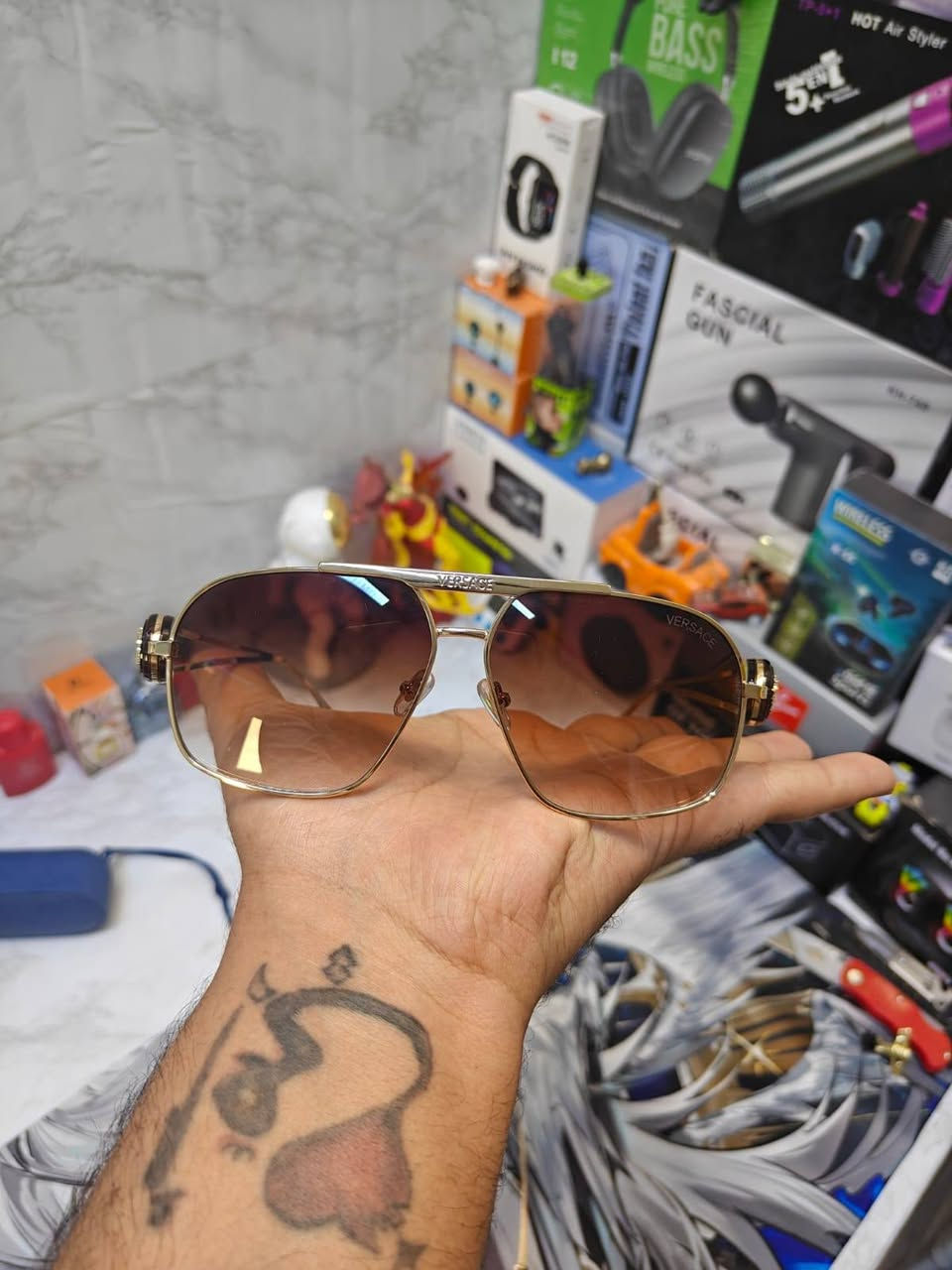 **نظارة شمسية ماركة فيرساتشي (Versace)**
 * **المميزات:** إطار ذهبي أنيق مع شعار الماركة على الجوانب، وعدسات متدرجة تحمي من الشمس.
 * **السعر:** 5 آلاف دينار.
 * **العنوان:** ذي قار - قضاء سوق الشيوخ.
 * **التوصيل:** متوفر لكافة محافظات العراق.
للحجز يرجى المراسلة على الخاص.


**إذا كنت صاحب هذا الإعلان وتريد حذفه لأي سبب، رجاءا أرسل رسالة إلى الدعم الفني**