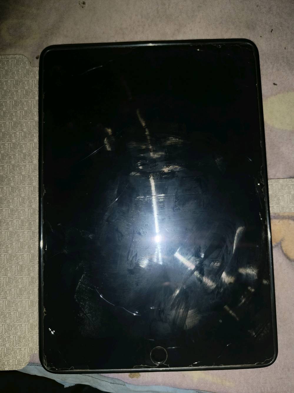 سلام عليكم ايباد 9 نضيف ما صارلي فتره من ماخذه  ذاكره 64 لون رصاصي ملحقاته كفر و فريز اذا تريدهه و الشاحنه عطلانه اذا تريدهه اخذهه 
هل الجهاز يحتاج إلى أي تصليحات؟: 
لا 
هل يأتي مع شاحن أو ملحقات إضافية؟: 
يجي وياه كفر و فريز اذا تحتاجهه شاحنه عطلانه اذا تريد اخذهه عادي
ما هي حالة البطارية ونسبة شحنها الحالية؟: 
ما اعرف شلون اطلعهه 
ما هو سبب البيع؟: 
اريد اشتري ايفون صغير
ما هو موقعك الحالي لمعاينة الجهاز؟: 
عنوان ديوانيه قرب مطعم ضاهر