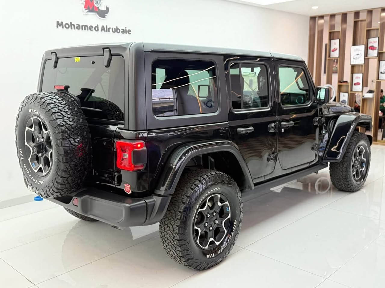 السلام عليكم 
جيب رانكلر  روبيكون للبيع 
‏wrangler 4xe plug in hybrid
‏‎فول المواصفات و هايبرد 4xe
‏‎لون السيارة اسود
‏‎موديل2023
‏‎ماشيه 23 الف فقط 
‏2.0L turbo hybrid محرك اربعة سلندر توربو
‏‎** قوة حصانيه 375 hp
‏‎مواصفاتها :
‏‎بصمة ابواب بصمة تشغيل
‏‎كشنات جلد تطريز ازرق بلادي
‏‎كشنات تدفئه جلد مع الستيرن
مري جانبيه تدفئه
‏‎شاشه كبيره مع كاميرا | و خلفي تشغيل عن بعد
‏‎نضام صوتي ALPINE مع دمام بالصندوق
‏‎اربع مخارج كهربائي Aux
‏PART TIME و 4WD auto نضام
‏SWAY BAR
‏‎قفل اكسل امامي و خلفي AXLE LOCK
‏‎كيبل شحن 110V 220V تكدر تشحن السياره بالبيت ثلاث انضمة قياده e-save بنزين
‏electric فول كهربائي
‏‎نضام هجين بنزين و كهرباء hybrid
‏‎السياره تشحن ل حالها بالطريق عند دواسة بريك
السيار رقم بغداد شبة مميز 
صقف بوكس  تنشال  كامل    
سياره وارد امريكي. حادثها  باب مبدل نفس الون

***********
