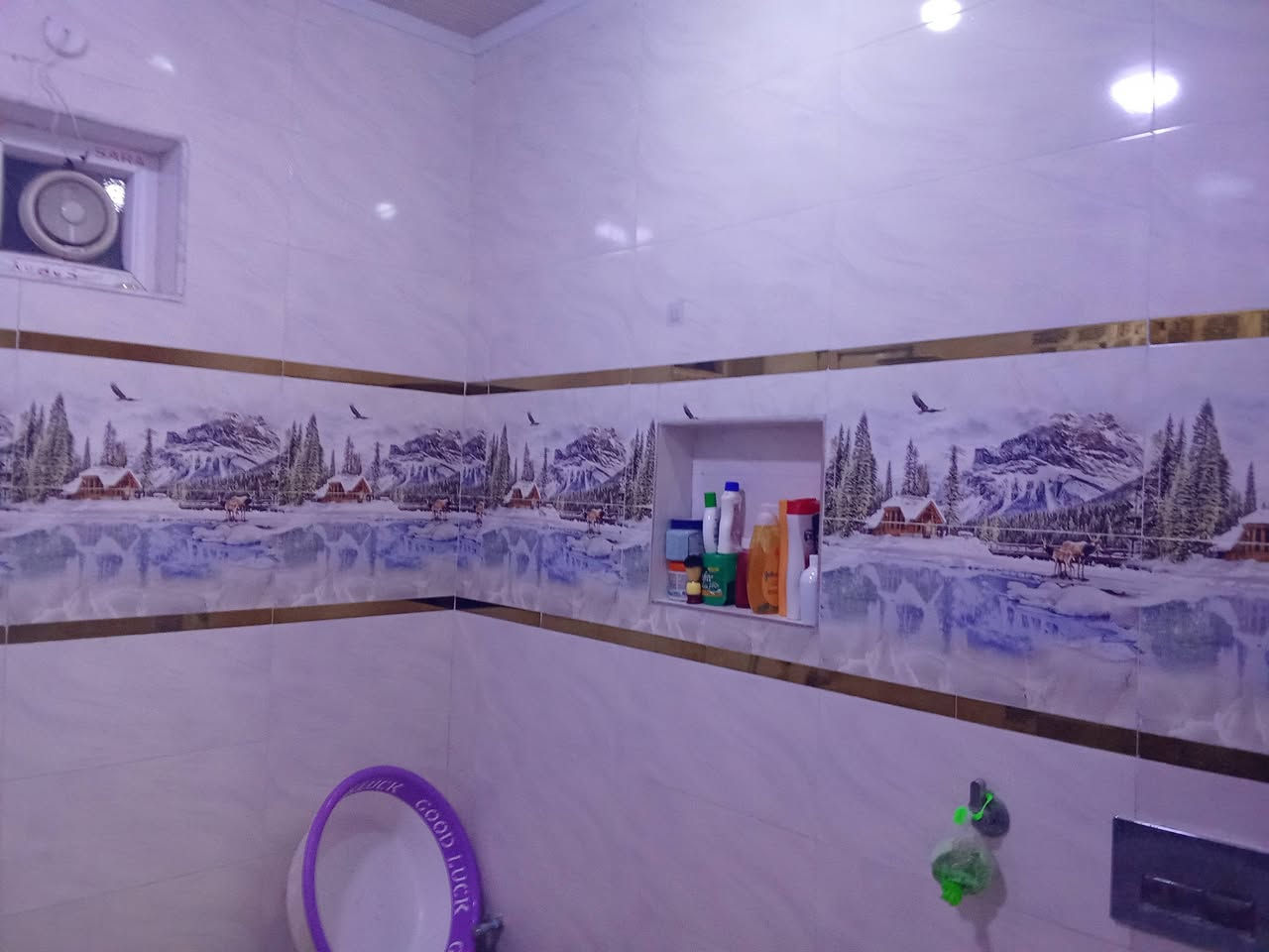 سلام عليكم لدينا بيت وحديقه مساحه 400متر البيت يحتوي 3غرف نوم صاله  داخليه و خارجيه استقبال الاستفسار ***********
