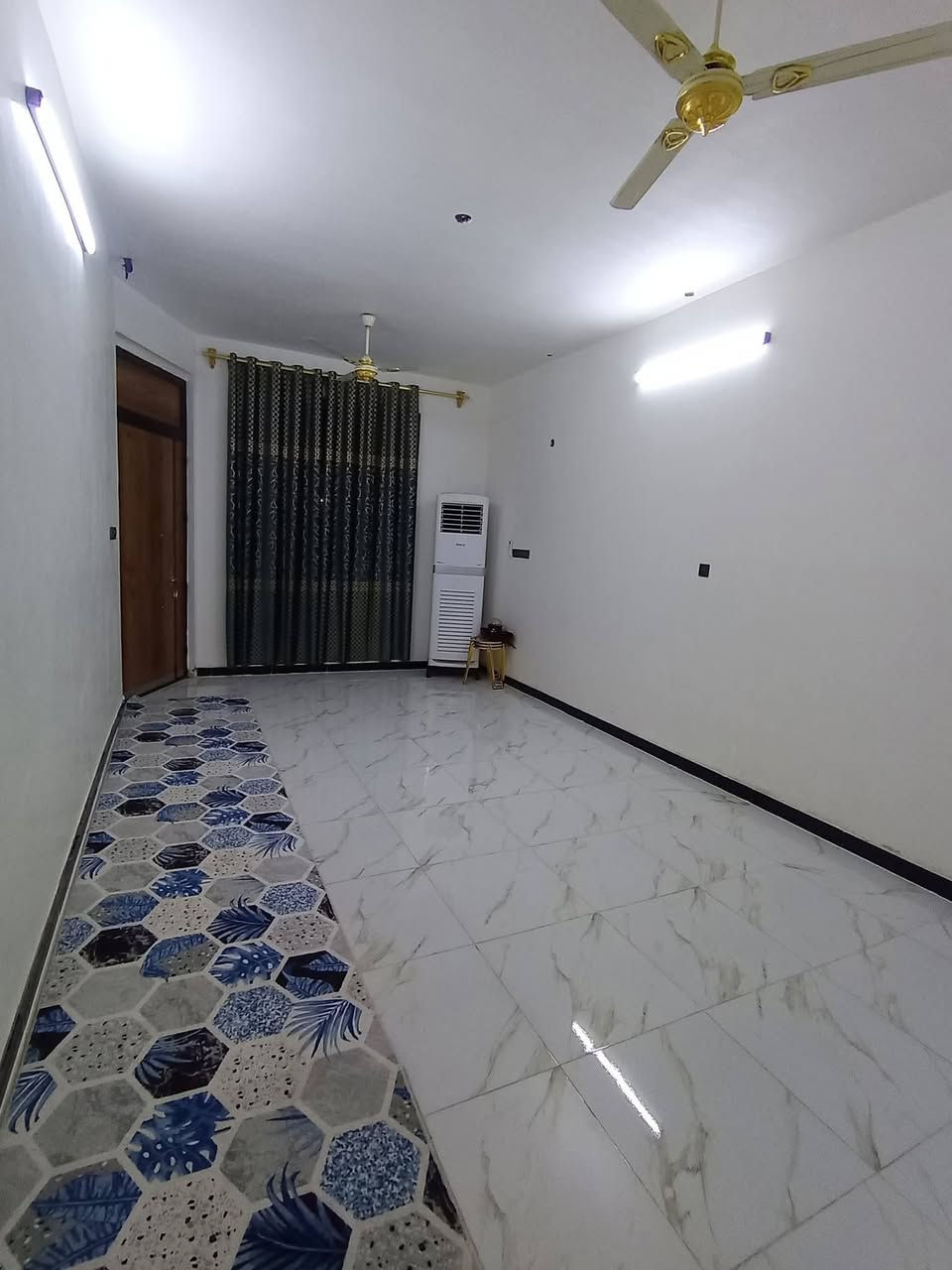 سلام عليكم
بيت للبيع مساحة 150متر واجهة 7.5 ونزال 20 طابقين بناء حديث  
طابق الاول=استقبال+مطبخ حار+مطبخ بارد+ غرفة نوم+صحيات عدد2 +صالة
الطابق الثاني= ثلاث غرف نوم+صالة جبيرة تصلح تصير غرفة+ صحيات عدد 2 
طابق ثالث بيتونة+سطحين 
العنوان الدورة الثامة خلف مقر الحشد 
رقم ***********
