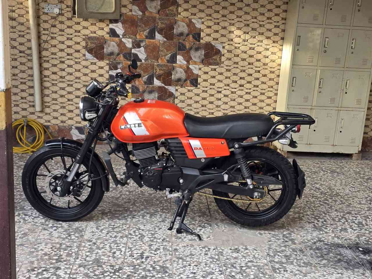 الحلال للبيع
دايون لاتي 2023 سعرها مليونين 
اوراق اصولي أوراق اصولي ركز عليك الله مو رقم 
وكيلها نجف 
مكينه 200 
مكفوله كفاله عامه 
دراجه جديده ونضافه كدامكم 
مكاني نجف عسكري مدارس 
اي ستفسار راسلني وخادم 
كل تفاصيل ذكرتها ماتشتري لاتعبني فدوه


**إذا كنت صاحب هذا الإعلان وتريد حذفه لأي سبب، رجاءا أرسل رسالة إلى الدعم الفني**