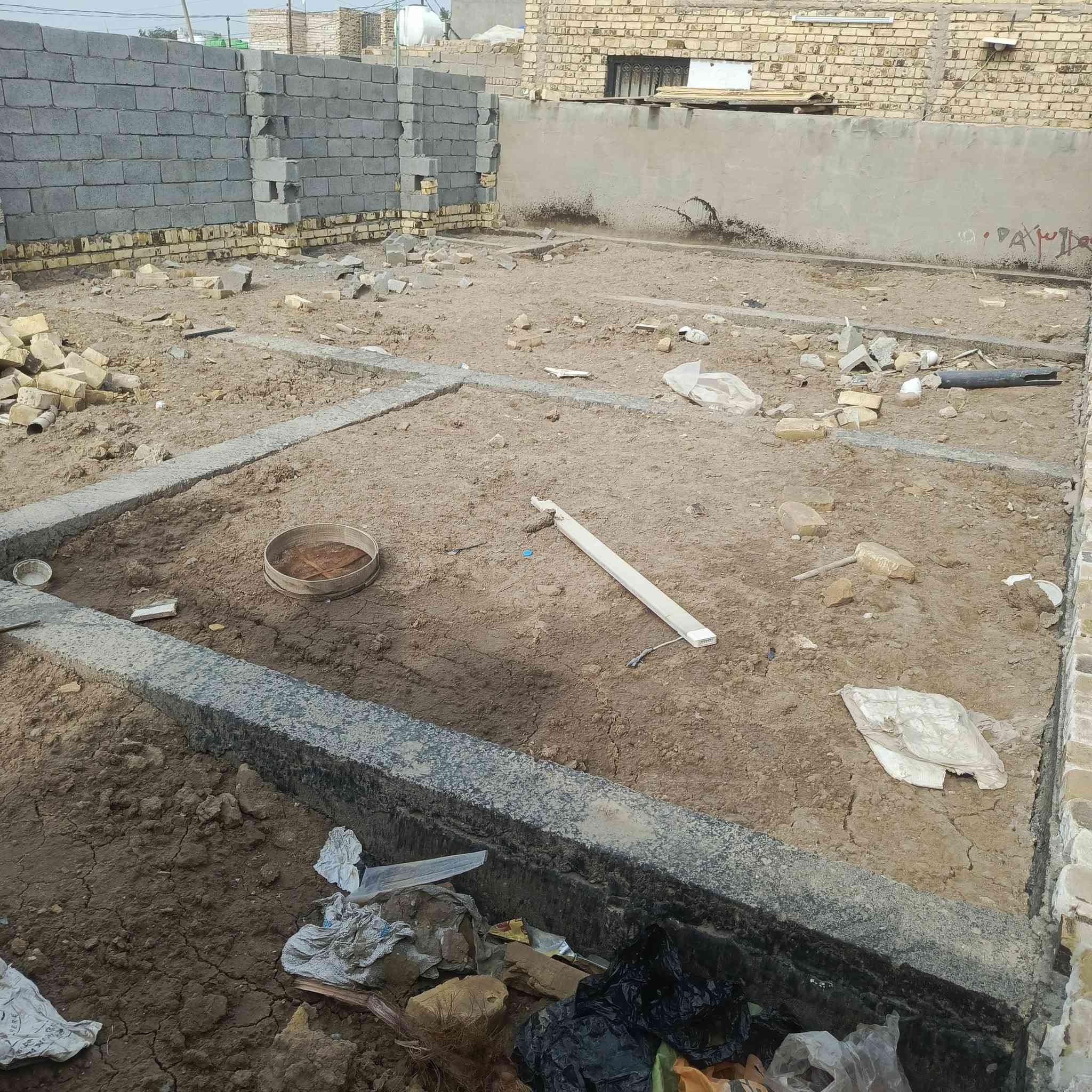 السلام عليكم بتلو للبيع مدفون وكامل مزفت  100 متر مربع مرقم ومعاملته كامله بلبلديه سند 25 
مكان ال ابو جاسم نهايت فلكه العلماء يم جامع الدنك سعره ب 7 ملاين ونص رقمي ***********
