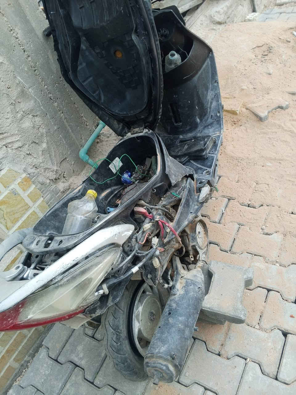 سلام عليكم دراجه لبيع او مروس حسب لنتفاق درجه شغاله بس عوزه تاير الوره وبراغي لصالصه كربايهته شغاله بس شد الباتري المكان نجف حي الحسين السعر 250وبيه مجال رقمي ***********وبي واتساب
