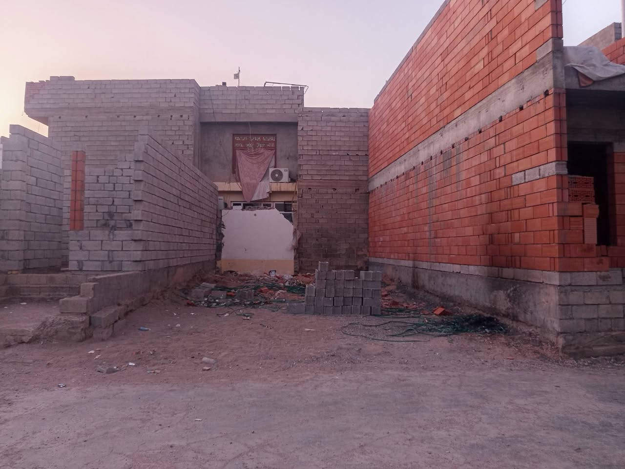 قطعة ارض للبيع ملك صرف 7×12.30=86م مربعه ماء وكهرباء وتبليط وخط مولد ومجاري واناره ومدارس ابتدائي وثانوي بهزر جرف الملح بدايه فرع  الي مقابل ثانوية الرونق للبنات السعر 42 مليون للاستفسار خاص او ***********
