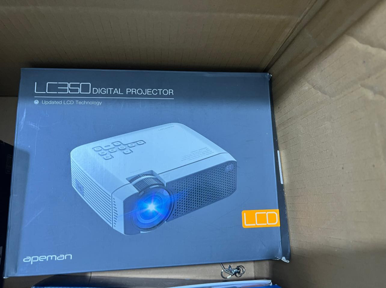 ااسلام عليكم شباب متوفر 4 اجهزه داتا شو مختلفه كل نوع وسعره خلي سعر بالي يرضي الله والسعر الي يفيدني بالعافيه عليه 
*********** 
والخاص مفتوح 
مواصفاتهن ماعندي علم بيهن 
توصيل متوفر
