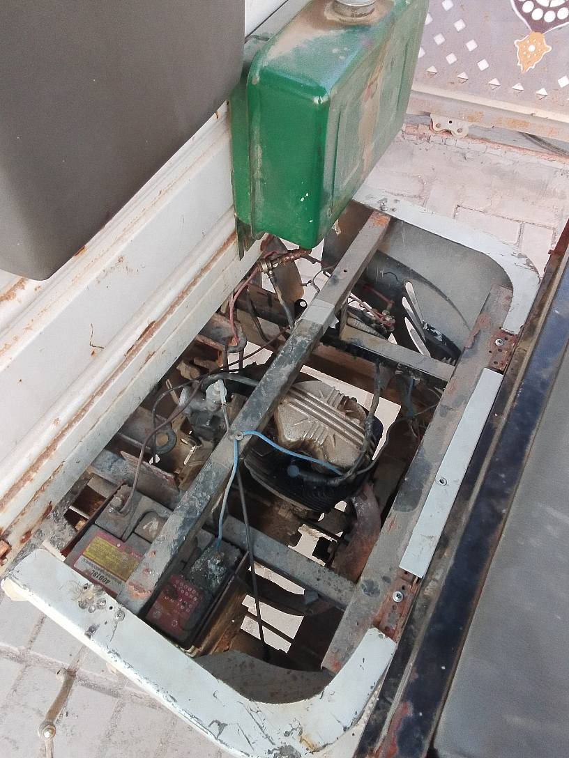 ستوته للبيع نوعيته صغيره البدي 100في 150الستوته نضيفه ومحرك جمره وتايرات كيه جوبلس ومحجر وجامه تحميك عن المطر تجي جالها حال الفراشه ماتسجل السعر 900وبيها مجال *********** ديوانية, القادسية
