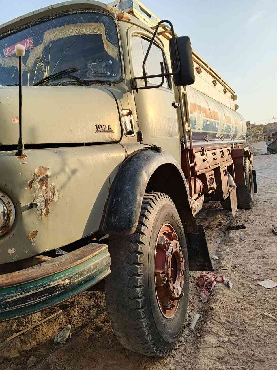سلام عليكم اقجم للبيع موديل قديم ومحدثه محرك 55 گير 25 سياره جاهزه للعمل الاستفسار اتصل على الرقم ***********
