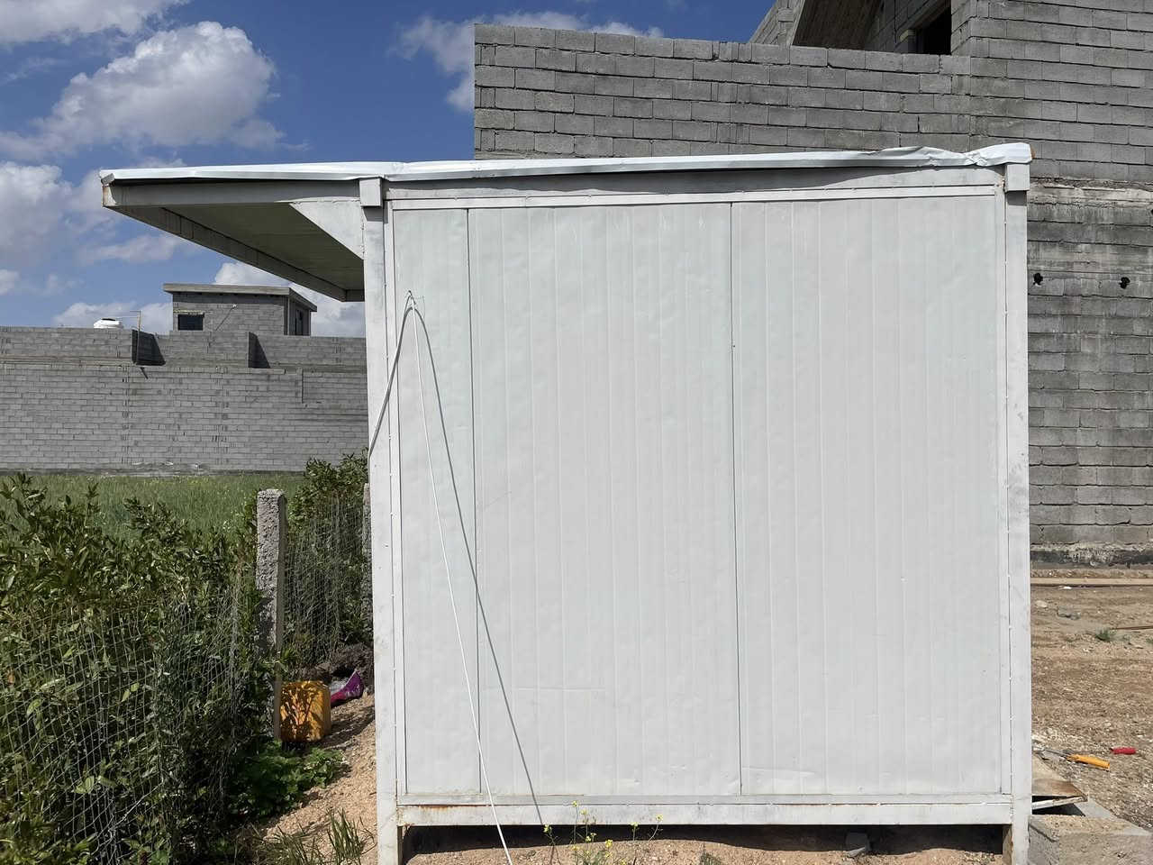 من الخاص ⛔️
كرفان شغل جديد 
قياسة 3/5 2/5 
جاهز من كلشي كهربائيات ، قاعدة ، طرمة ، ٤ منافذ تهويه  
السعر ١،٣٥٠ وبي مجال 
للأستفسار ***********
