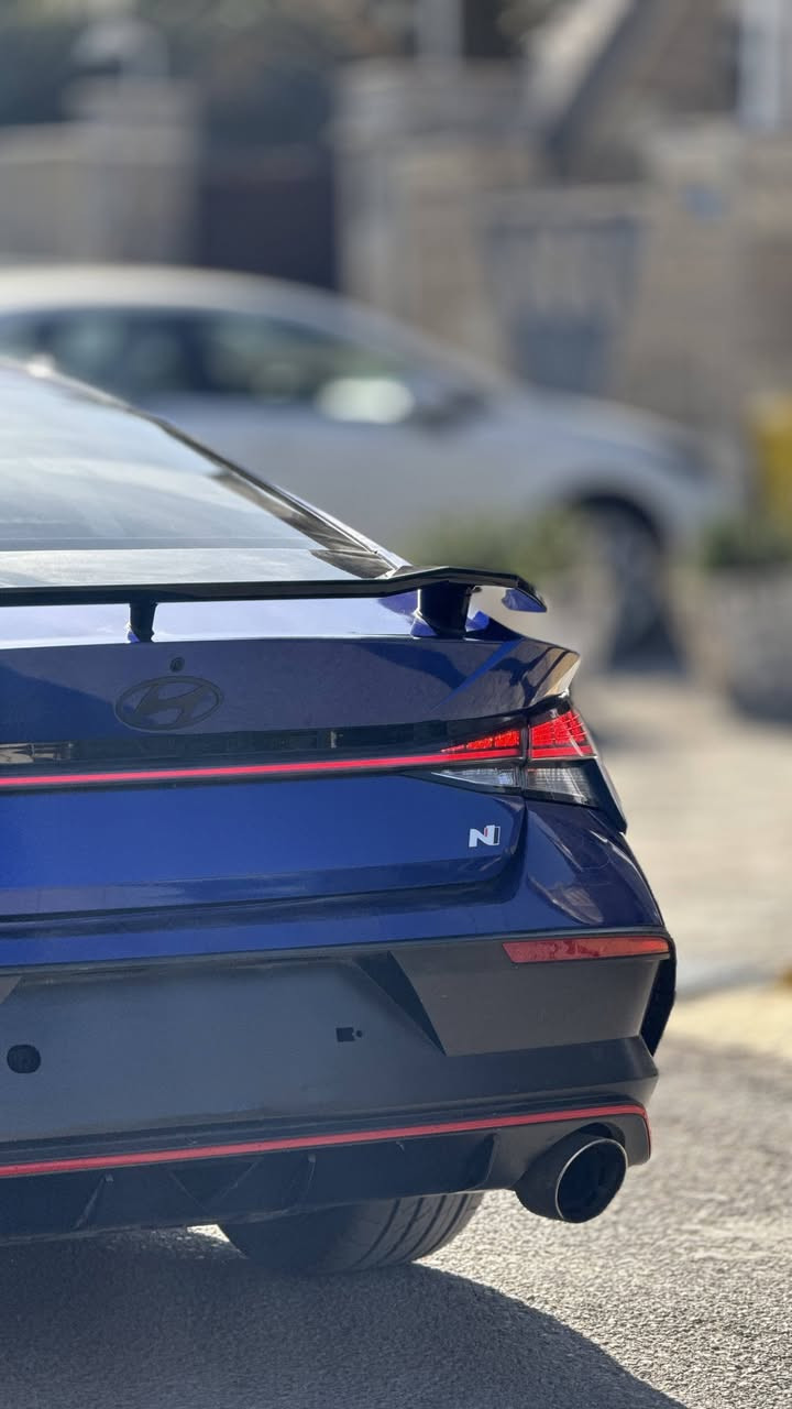 🐙 للبيع – Hyundai Elantra N
الموديل: 2024
المحرك: 2000cc Turbo
القوة: 280 حصان
القير: عادي (Manual)
اللون: أزرق
الممشى: 8500 ميل (mi)
الحادث:
صبغ خشم الجاملغ الايسر
صبغ حافة البنيد
بارد في الجاملغ الامامي الايمن
بارد في الجاملغ الخلفي الايمن
 رصعة في السقف نتيجة التحميل ونقل
رصعة في الباب الخلفي مصلحة بارد

المواصفات:
• شاشة متصلة كبيرة
• نظام صوت Bose
• شحن لاسلكي للهاتف
• إنارة داخلية Ambient
• كراسي رياضية Recaro
• تدفئة مقاعد
• بصمة تشغيل
• تحكم من المقود
• نظام Rev Matching
• نظام تعليق رياضي متغير
أنظمة الأمان والمساعدة:
• رادارات أمامية
• نظام مانع تصادم
• نظام النقطة العمياء (Blind Spot)
• مثبت سرعة
• نظام تحديد المسار (Lane Assist)
• حساسات أمامية وخلفية
• كاميرا خلفية
• إشارة بالمرايا الجانبية
التعديلات:
• جنوط Rays
• إضاءة أمامية LED متغيرة
• Air Duct / فتحات هوائية رياضية
• واقيات (Mud Guards)
📍 الموقع: بغداد
📞 التواصل: ***********/***********
💰 147$ وبي مجال بسيط للشراية

…اضافة الى صور الحادث مدرجة وسونار للسيارة:
