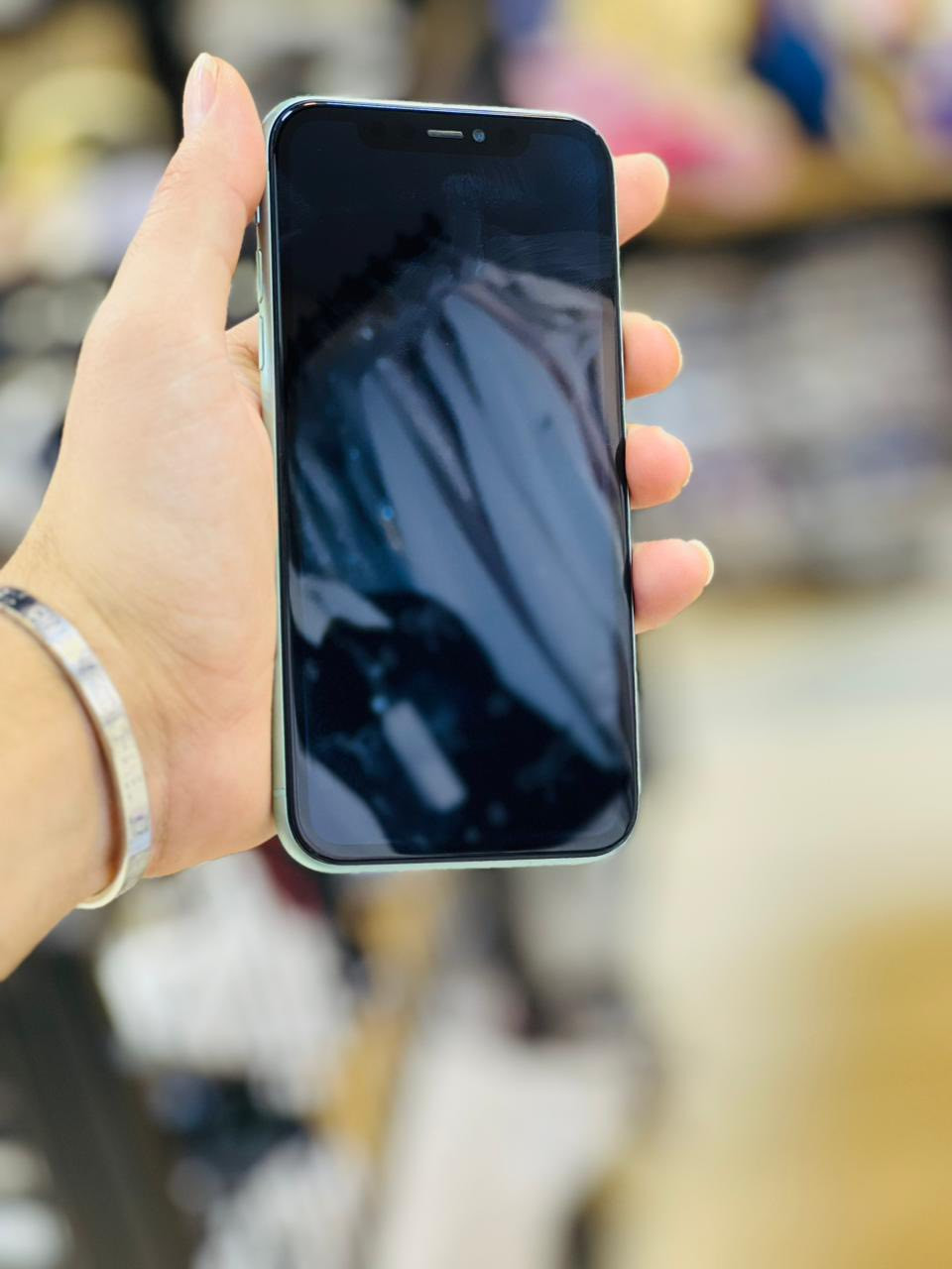 اسلام عليكم 
ايفون 11 عادي للبيع 
ذاكره 64
تك سيم 
نموذج m
مستبدل بطاريه ونوعيه ممتازه نسبه 80 
مستبدل شاشه نوعيه ممتازه 3 خيارات وفيس ايدي شغال 
جهاز نضيف وكلو شغال 
السعر 160 وبي مجال بسيط 
للاستفسار الاتصال على الارقام 

***********
***********
