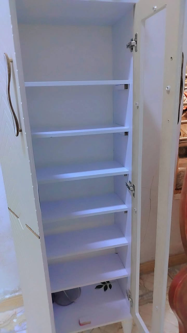 جزامه تركية ٧ خانات   تنفع للاحذية.،للعطور، للحقائب.... 
نقص مرايا لان نكسرت

الي يريده يتصل على الرقم ***********
