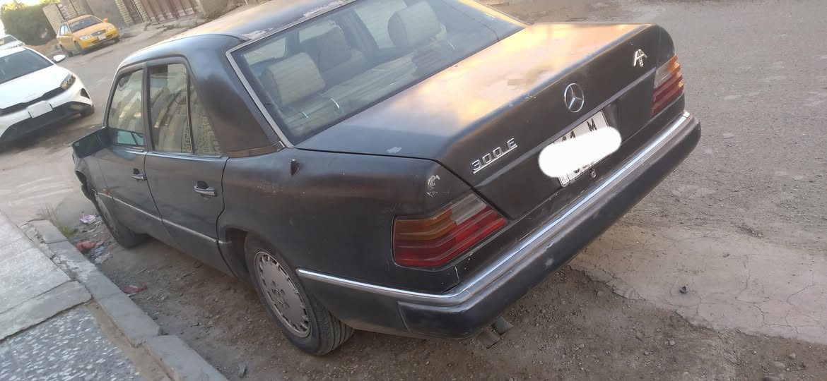 السلام عليكم مارسدس دب موديل 91 مكينه بطه رقم بغداد بسمي السعر ٤٠ ورقه اتصال *********** حبي الشراي يتصل والصور كدامك
