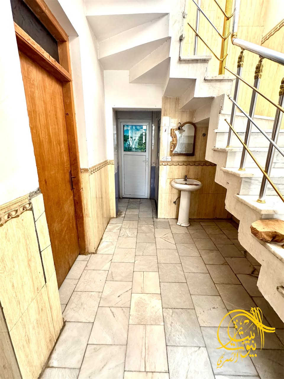 � بيت للبيع | فرصة سكن أو استثمار 🏡
📍 الموقع: – شارع سكة صدام – منطقة نور الحسين
📌 قريب من أسواق زيد – موقع مميز وخدمي

🔹 المساحة: 140 م²
🔹 الواجهة: 7 أمتار
🔹 النزال: 20 متر

✨ تفاصيل الدار:طابقين 
🚗 كراج سيارة
🛋️ استقبال
🚪 كليدور
🍳 مطبخ
🚿 مجمع صحي داخلي
🛏️ غرفتين نوم
🛏️ غرفة نوم ماستر (سويت مع مجمع صحي خاص)

🏗️ مواصفات البناء:
✔️ بناء درجة أولى
✔️ أرضية مرمر
بناء شخصي غير تجاري – متعوب عليه – درجة أولى فعليًا
✔️ 

📈 ملاحظة مهمة:
🔑 الدار مؤجر حاليًا
➡️ مناسب جدًا للاستثمار
➡️ ومناسب لمن يبحث عن سكن هادئ ومريح

💰 السعر: 130 مليون
🚫 غير قابل للنقاش

📞 للاستفسار:
🏢 مكتب الشمري – علي عذاب
📱 ***********

