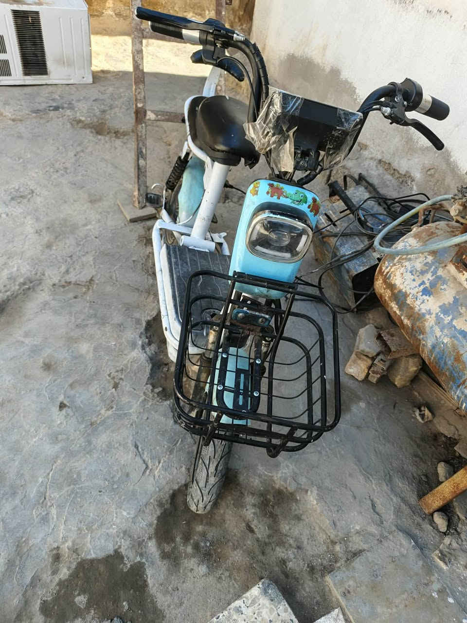 السلام عليكم دراجه شحن بيهه لحيم بلشاصي فقط تايرات جدد بصمات 2 باتري جديد تلاثه سرع  السعر 200 وبيها مجال الاستفسار اكثر اتصل عل رقم مكان الدراجه ميسان قلعه صالح ***********
