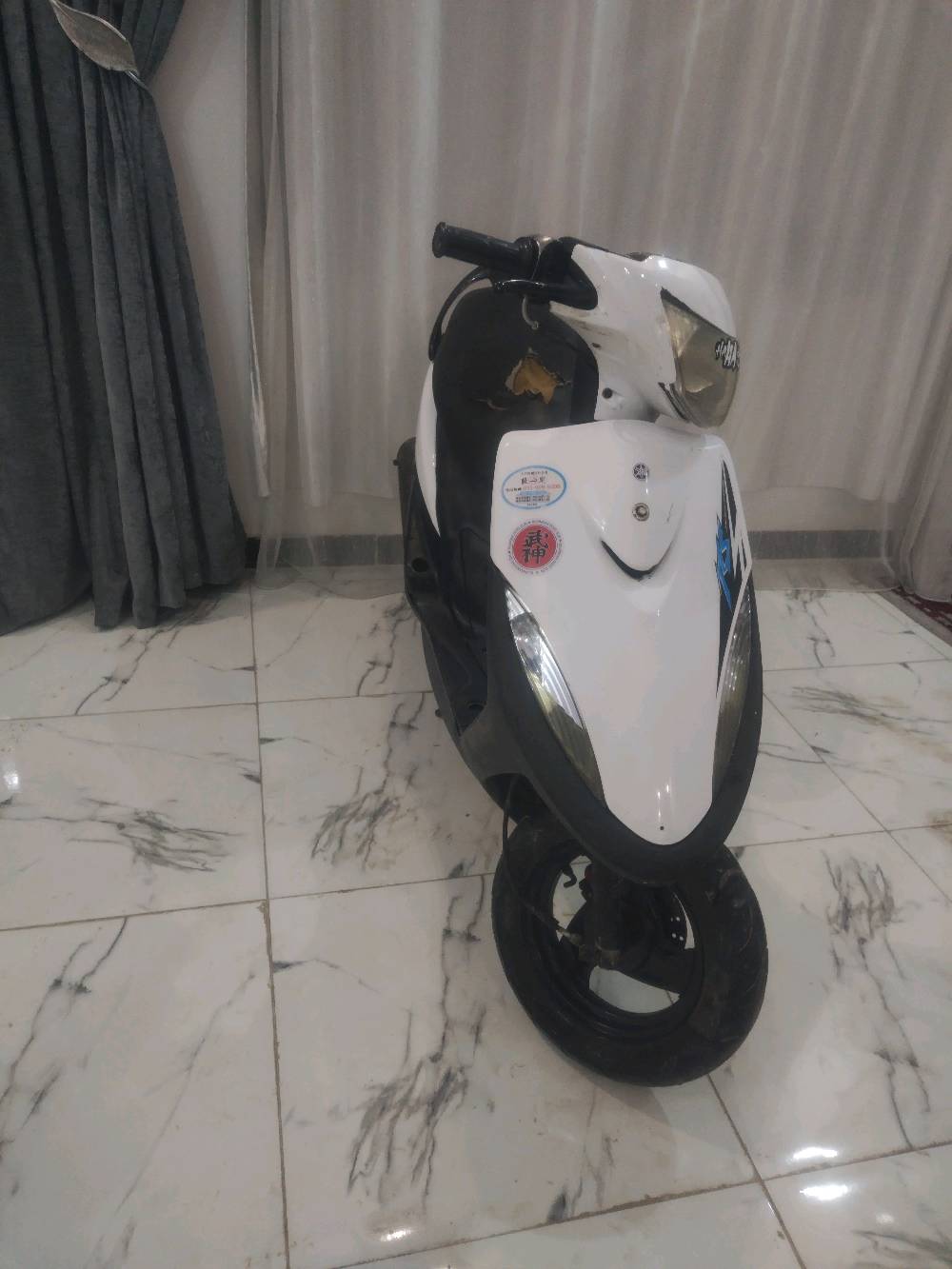  السلام عليكم ماكس عدل ما مفتوحه دراجه ملحه كهربايات كلهة شغاله طوافه بانزين عداد سرعه دشبول كله شغاله بيه صالنصه نحله بس واقيه طاك مكينه خرس
 شلعه خير من الله معدل 110 تقفل شرط عله فحص *********** مكاني بغداد الشعله الدوانم 