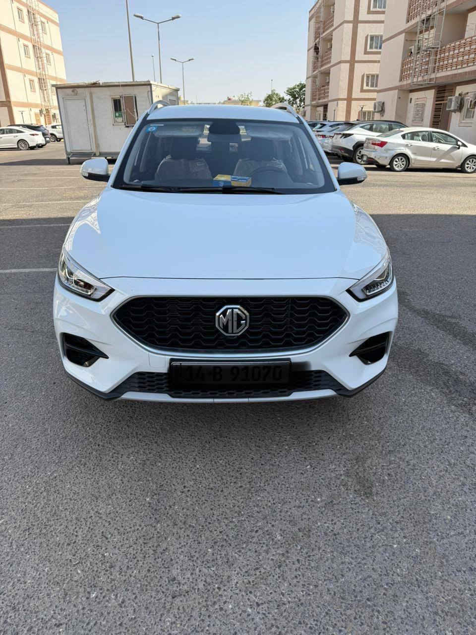 سيارة ام جي ZS موديل ٢٠٢٤ للبيع 
بيها ضمان الشركة

وماشية ٤٦٠٠ مرقمه بصرة بإسمي
بيها ضربة خفيفة بالباب اللي بصف السايق
ZS نص مواصفات
محرك 1.5
ناقل سرعة CVT
قوة المحرك 118 حصان
جنط 17 الومنيوم
مصابيح امامية LED
مصابيح نهارية LED
مصابيح خلفية LED
مكابح توقف الكترونية Auto hold
A.B.S
نظام الثبات الالكتروني ESP
نظام توزيع قوة الكبح EPD
نظام مكابح المنعطفات CBC
نظام مراقبة ضغط الهواء في الاطارات
نظام مساعد صعود التلال HAC
نظام مساعد نزول التلال HDC
وسائد هوائية عدد 2
مرايا كهربائية
اشارات في المرايا الجانبية 
مقود جلد مع تطريز احمر
حامل سقف
تكييف الكتروني
فتحة تكييف خلفي
فلتر لتنقية الهواء
نوافذ كهربائية مع فتح اوتوماتيكي
مثلت سرعة
بصمة
مقود قابل للتعديل
شاشة 10.1 انش
كاميرا خلفية
4 سماعات
بلوتوث
مداخل USB عدد 5 مع شاحن
Android Auto
Apple car play
تحكم بالمقود
حساس خلفي
شاشة عدادات 3.5 انش
عادم مزودج ( دبل اكزوزت )
كروم حول النوافذ
مقابض كروم
فرش قماش 
ضمان 3 سنوات او 60,000kmايهما اقرب
مكاني البصرة/مدينة الامل
السعر 130 وبيها مجال
*********** البصرة, العراق
