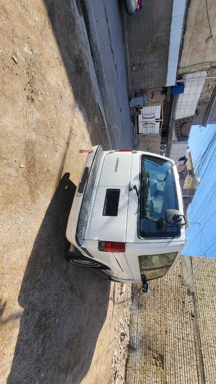 السلام عليكم فان استرو موديل ٩٣ رقم ديالى مشروع وطني انكليزي باسمي تحويل ثاني يوم محرك كير نضيف صدر جديد تخم تاير  جديد السيارة متعوب عليها نقصها بس تبريد السعر ٤٣ وبيها مجال حك الجيه *********** عنوان بغداد الزعفرانيه ***********
