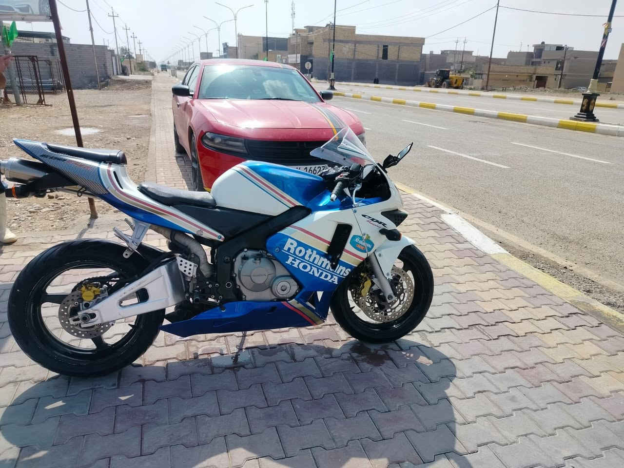السلام عليكم دراجه Honda CBR600RR للبيع
نوع المحرك: 4 أسطوانات مستقيمة (Inline-4)، تبريد سائل، 16 صماما 
قوة الحصانية: حوالي 117 حصان عند 13,000 دورة في الدقيقة.
الفرامل: مزدوجة في الأمام مع ملاقط (Calipers) من شركة Tokico v
دراجه عليه ادامه كامله من تاير للتاير مي راديتر اصلي زيتي دسكات أمام و خلفي جديد اصلي دهن فلتر دهن  تاير خلفي + امامي مكينه مكفوله من فتح برغي ما مفتوح دراجه جاهزه على اخر مال جناي بيه فقط ورقه منفيس سعر 28 ورقه و بيه مجال حك الجيه 
عنوان واسط رقم الهاتف *********** اتصال و بي واتساب ما متواجد على فيس اقره قبل لتتصل كلشي موضح
