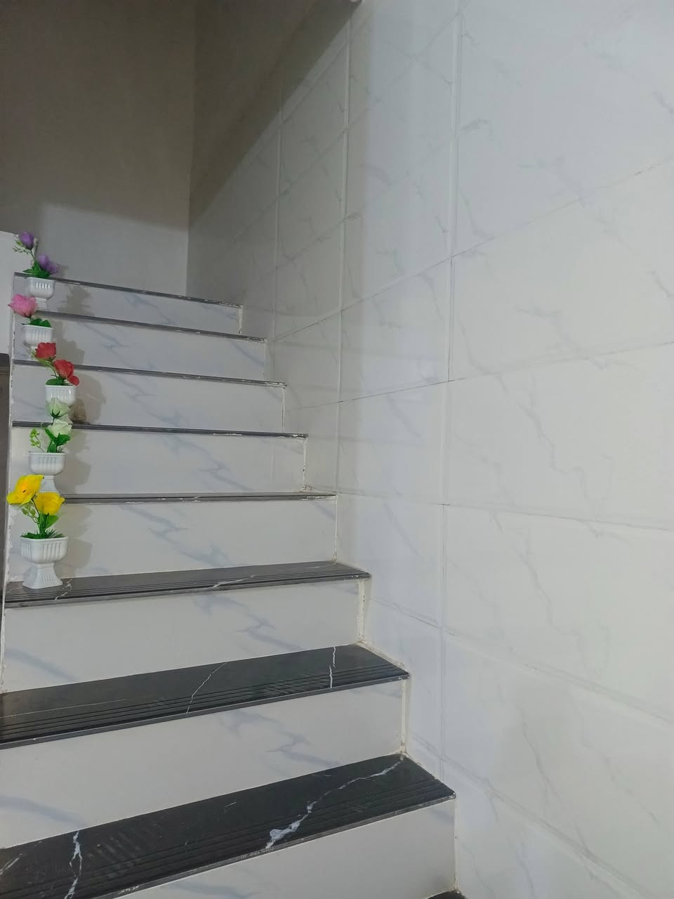 بيت البيع المساحه 240
قرب رساله ماء خط ثاني يحتوئ البيت عله ثلاث غرف
وصاله وستقبال ومطبخ الرقم ***********
