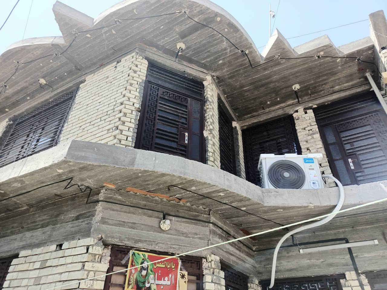 بيت مساحه ١٥٠متر بحي ١٦ ركن عل شارعين بناء حديث قاطين ٤ غرف نوم استقبال وصاله ومطبخ حار وبار مناور ٢ صحيات ٣ غرف نوم عدد ٤  لبيت مطلوب إسكان ١٣ مليون *********** وتساب راسلني ودزلك لسعر
