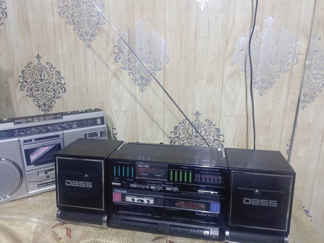 للبيع 
مسجل راديو(توشيبا-WX.77)
مسجل دبل كاسيت راديو 4 موجات مع ال fm نظام البحث التلقائي مع خاصية خزن المحطات الاذاعيه.. نظافه عاليه جدا شغال وبحاله ممتازه خالي من التصليح نهائيا بلاد وضع شركه.صنع سنغافوره أواخر الثمانينات وزن ثقيل 
للاستفسار (***********) متواجد واتساب ماسنجر يوجد توصيل 
(( السعر ٩٥ الف شامل التوصيل ))
