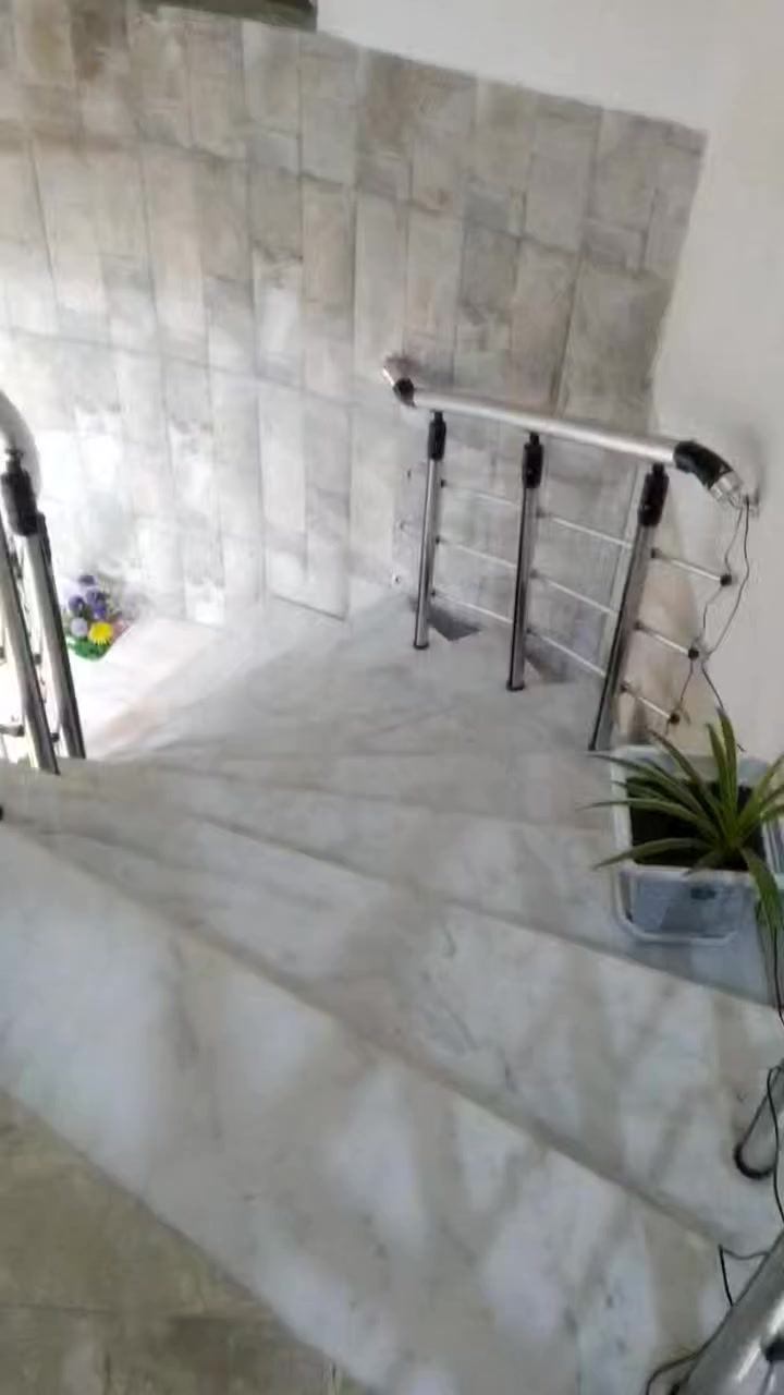 سلام عليكم
منزل 🏡 للبيع  ( زراعي سند 25 ) 
((( البيت له  شارع  امامي و خلفي )))
طابق واحد + الثاني مجهز له 
1_ مساحه 270 متر 
2_ كراج سعه سيارتين 
3_ صحيات خارجه 
4_ حديقه جاهزه كبيره 
5_ مطبخ و مدخل الى استقبال 
6_ صاله  و غرفتين  و  منور 2  و صحيات سويت 
7_ (( خدمات نقص _ مجاري و تبليط  واصل العمل خلف البيت )) 
8_ سبتتنك مجاري بسعه الكراج  
9_ سطحين  كاملات  مطبك شتايكر 
10_ بناء حديث منذ سنتين 

عنوان // حي الجمعية شارع حبيب بن مظاهر الاسدي 
هاتف // *********** __ ***********
