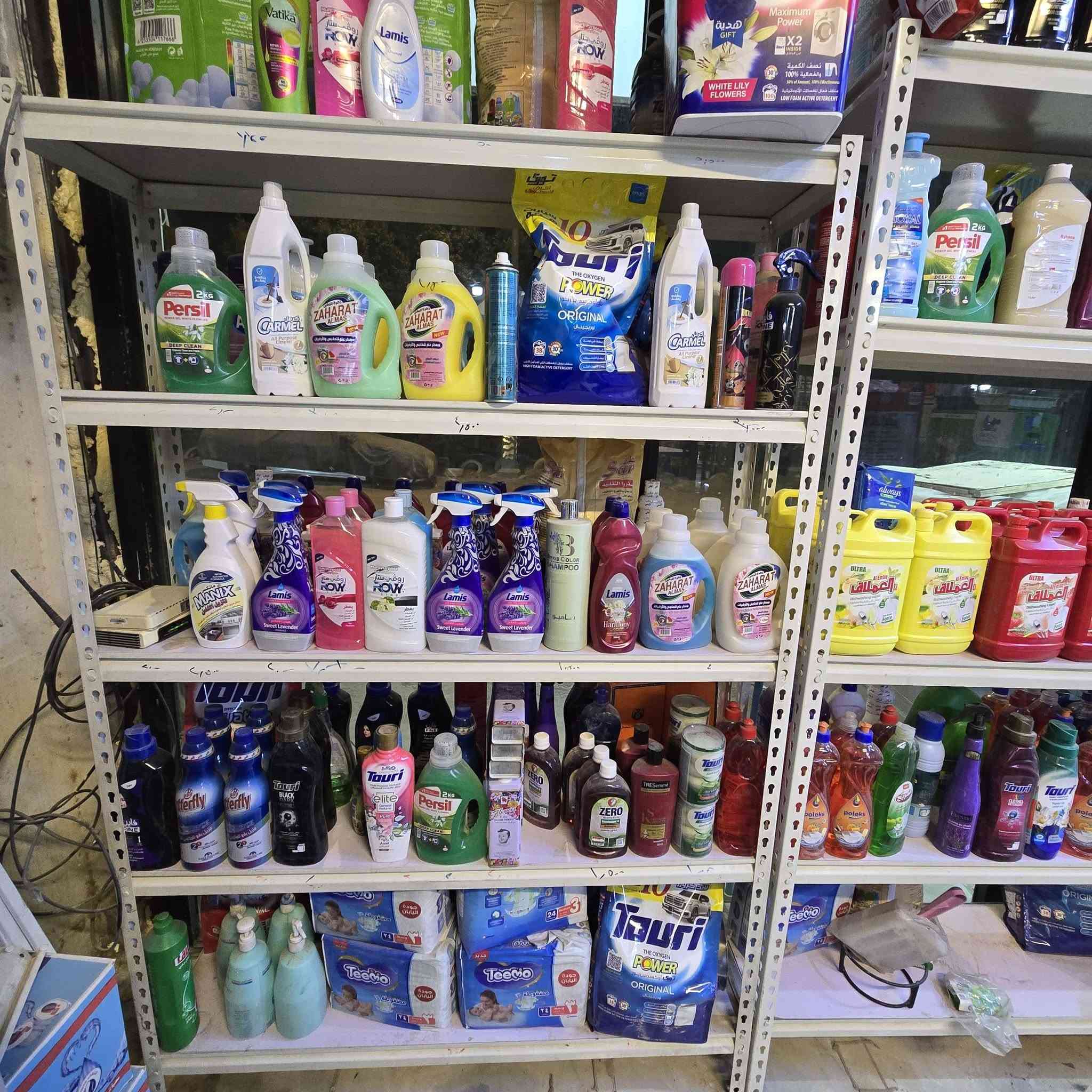 سلام عليكم يوجد رفوف حديد مع الخشب ما مستخدمات هواي للتواصل ***********
