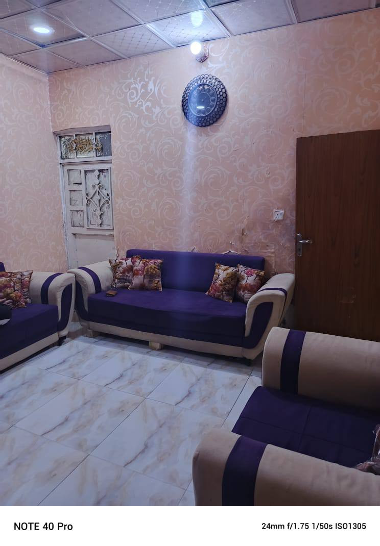 بيت المساحه 100متر مربع يتكون من 2غرف نوم وصاله واستقبال وحمام داخلي وخارجي ومطبخ الموقع منطقه اامام عون قرب حلويات دهين ابو علي متوفر كافه الخدمات ماء كهرباء، مجاري تبليط يبعد. عن شارع بغداد. 150 متر طابو زراعي سند. 25 السعر 70 مليون او مراوس حسب القناعه ***********
