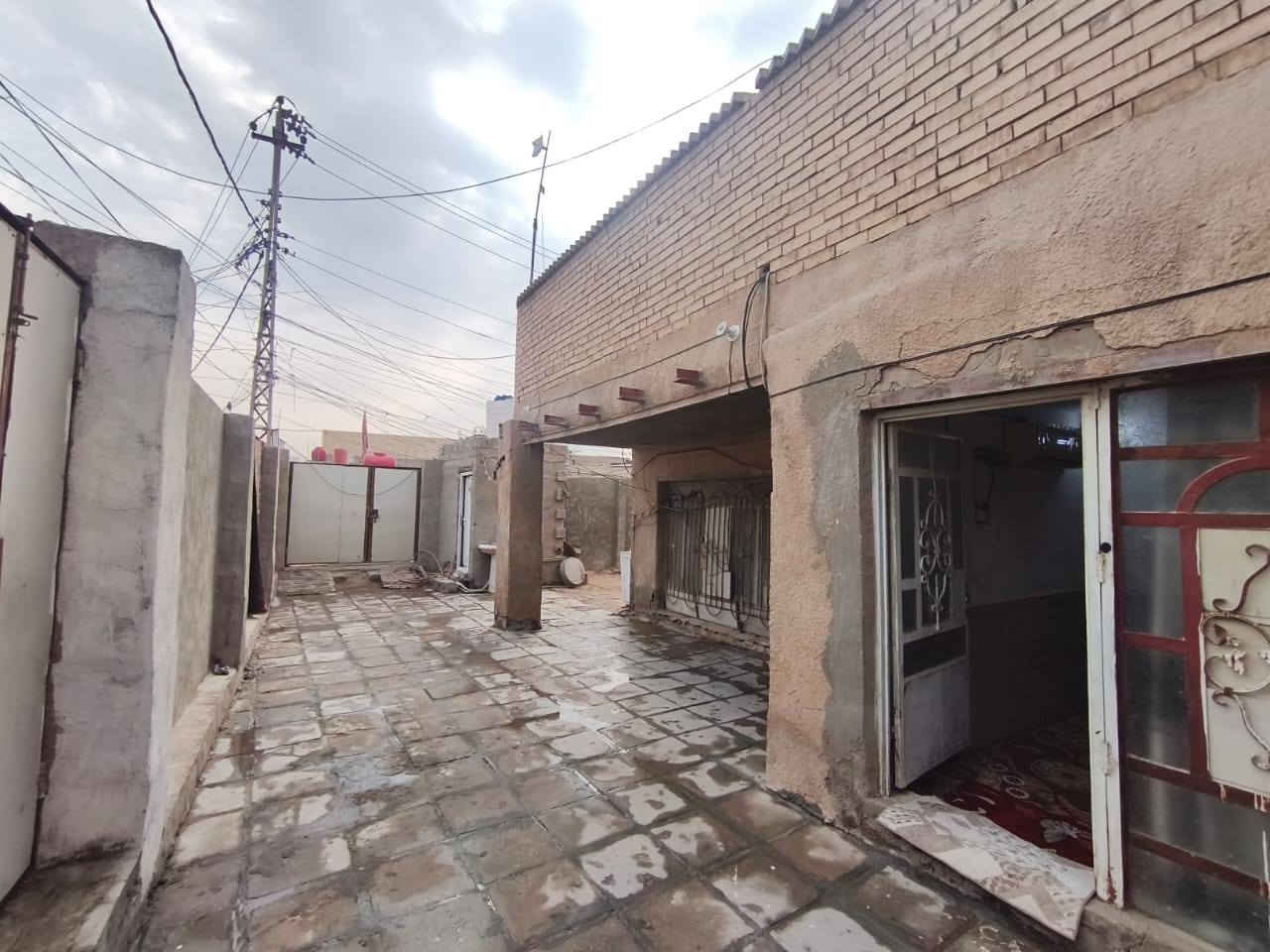 يا الله بيت للبيع المساحة 325 ركن الرضويه الخامسه قرب مدرسة البطولة بناء قديم بي ثلاثة غرف نوم ومطبخ وهول واستقبال حمامات داخليه وخارجيه  ***********
