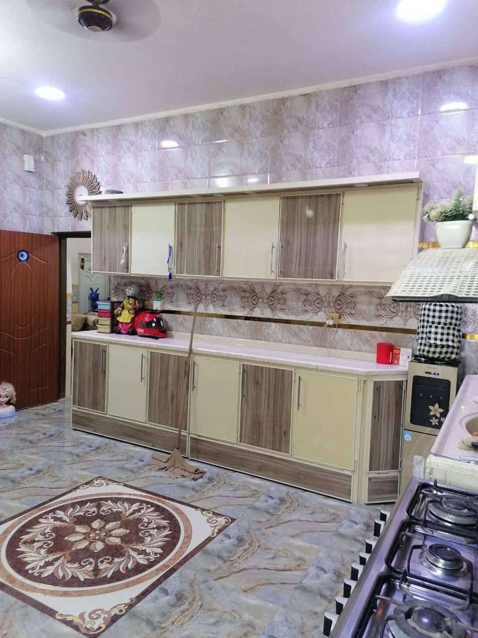 🔥 للبيع بيت حديث ومرتب – حي الحكيم 🔥
بيت جاهز للسكن، موقع ممتاز وهادئ، يبعد 150 متر فقط عن شارع العمارة 👌
🏗️ مواصفات البناء:
بناء طابوق
سقف صب
مرقم بلدية ومشمول بالتطويب
📐 المساحة والتفاصيل:
المساحة: 220 م²
الواجهة: 10 م
النزال: 22 م
🏠 يتكون من:
غرفتي نوم مرتبات 🛏️
صالة واسعة 🛋️
استقبال أنيق وراقي
مطبخ 🍽️
منور + ترك
بيتونة بحجم الصالة 💪
صحيات داخلية وخارجية
تأسيس كهرباء ثري فيز ⚡
حديقة + كراج 🚗
✨ مميزات إضافية:
البيت مكمل بالكامل (سيراميك، ديكور، مجاري مربوطة على المجاري الرئيسية)، نظيف ومرتب مثل ما موضح بالصور، ما يحتاج أي شي – تدخل وتسكن مباشرة 🙌
💰 السعر: عند الاتصال
📍 الموقع: حي الحكيم – فرع مكتبة حكاية
(قريب جداً من الشارع الرئيسي – 150 متر فقط)
📞 للاستفسار:
صاحب الدار: ***********
واتساب أو اتصال 📱
