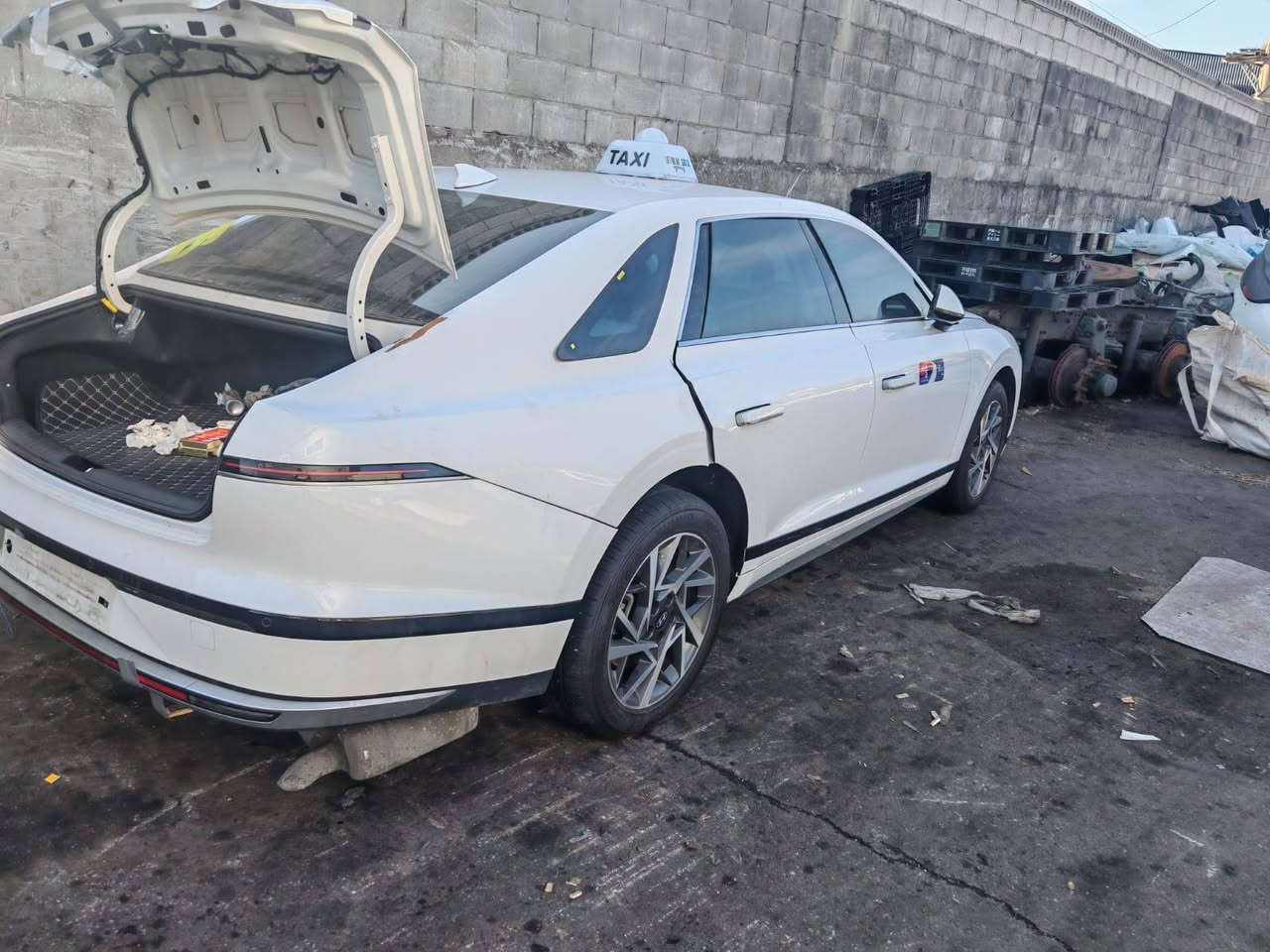 من رخصة الادمن تم التحميل من أرض كوريا كراندر ازيرا ٦ سلندر غاز بدون ارباك اساسي فقط بردة موديل ٢٥ ٢٦ ب للاتصال ***********
