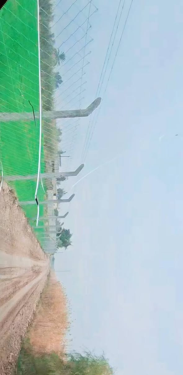 السلام عليكم دونم خلف الشعلة مقابل اثار عكركوف خلف المزرعة الموضحه بالصوره واجه 20 نزال 160 يرهم سكن اومزرعة للاستثمار تقريب 200 متر عن الشارع العام عقد 117 
سعر البيع 60 مليون يباع نصف دونم 30مليون
***********
