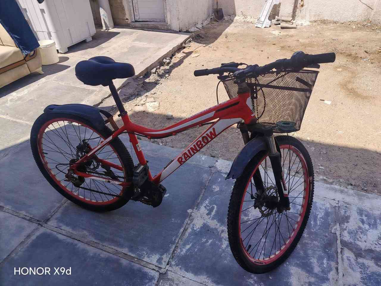 بايسكل جبلي ٢٦ يخبل ونظيف يتحمل مسافات مخصص للطرق الوعرة كلشي بيه شغال البدي المنيوم فقط كسر صغير بغطاء الصينية
*********** القبلة
