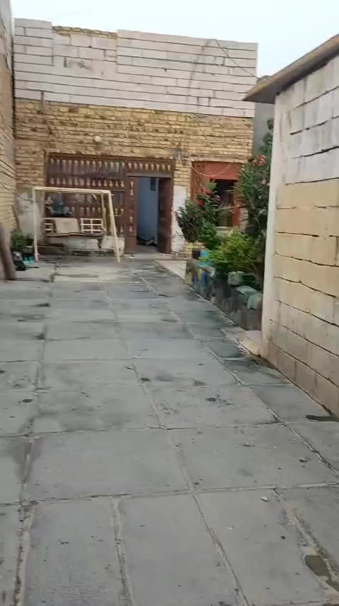 السلام عليكم بيت للبيع اوقاف خلف جامع محمد الباقر مساحه 200 متر السعر خاص.  ***********
