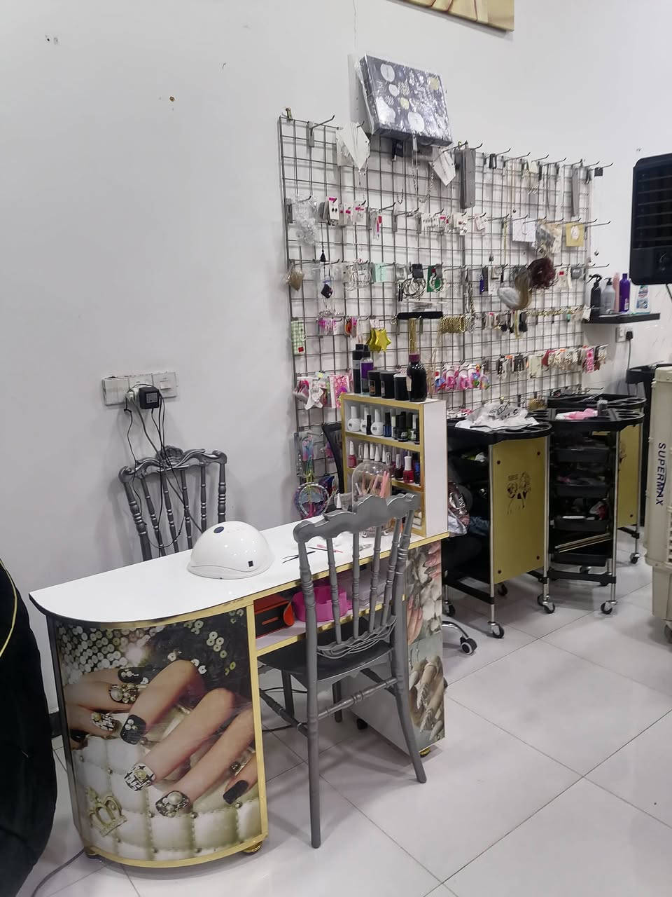 للبيع صالون نسائي كامل متكامل ✴️ فرصة ذهبية
✴️ مجاز صحياََ 
✴️ مسجل في نقابة الحلاقين
✴️ السبب: عدم التفرغ
✴️ صالون نسائي شغال بفضل الله ومعروف بكثرة زبائنه، جاهز للعمل فوراً بدون أي تعب أو تكاليف تأسيس. فرصة حقيقية لمن تريد مشروع جاهز يدخل شغل من أول يوم.
👇 محتويات الصالون:
مع كافة مواد التجميل والمستلزمات الكاملة للصالون إضافة إلى أدوات ومواد أخرى حسب ماضاهر في الفيديو والصور الصالون جاهز تستلمه وتباشر العمل فوراً البيع بسبب عدم التفرغ فقط وليس لوجود أي مشكلة.
الفرصة للجادين فقط 
العنوان الكوت الزهراء شارع الطشاش جهة هكوري مجاور صيدلية رهام ركن للتواصل 078‪01597361 
اتصال أو واتساب


**إذا كنت صاحب هذا الإعلان وتريد حذفه لأي سبب، رجاءا أرسل رسالة إلى الدعم الفني**