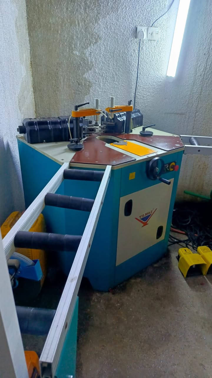 للبيع مكينة كبس زوايا الألمنيوم – تركية
مكينة Corner Crimping Machine
ماركة YILMAZ صناعة تركية أصلية 🇹🇷

🔹 تستخدم في تجميع وكبس زوايا شبابيك وأبواب الألمنيوم بدقة عالية.
🔹 تعطي زاوية قوية وثابتة بزاوية 90 درجة لإطارات الألمنيوم.

المواصفات:
 • شركة الصنع: YILMAZ Machine
 • نوع المكينة: مكبس زوايا الألمنيوم (Corner Crimping Machine)
 • نظام الكبس: هيدروليك
 • نظام التثبيت: مشابك هوائية
 • قوة الكبس: تقريبًا 2 × 5 طن
 • أقصى ارتفاع بروفايل: حوالي 180 مم
 • تشغيل بواسطة دواسة قدم للتحكم أثناء العمل
 • مناسبة لجميع بروفايلات الألمنيوم للشبابيك والأبواب

الحالة:
✔ شبه جديدة
✔ مستخدمة مرتين فقط
✔ تعمل بكفاءة عالية ولا تحتاج أي صيانة

📍 مناسبة لورش تصنيع الألمنيوم ومعامل الشبابيك والأبواب.

💰 السعر: يحدد بعد الاتصال

📞 للاستفسار: ( ***********)
