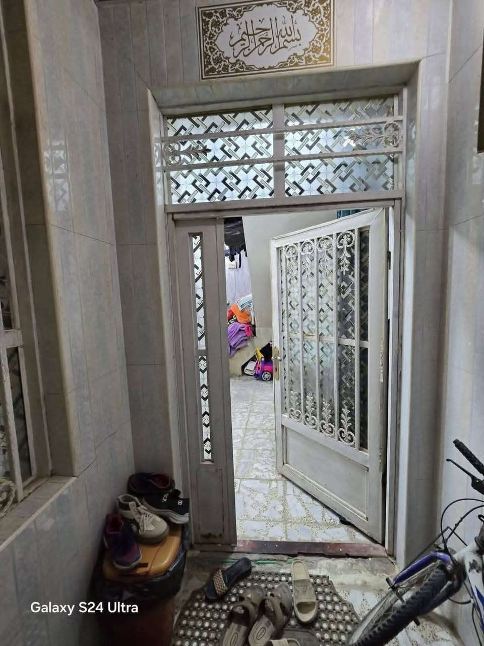 بيت لبيع بشارع المطار الجديد المساحه ٥٠متر شغل درجه اولى يحتوي على غرفه وصاله ومطبخ وصحيات ومكشوفه البناء طابوك السكف كونكريت الساس تجعيب كهرباء بوري البيت مال جناي السعر ٢٣ وبي مجال للستفسار *********** مكتب بركات ام البنين قرب مثلجات سنبله
