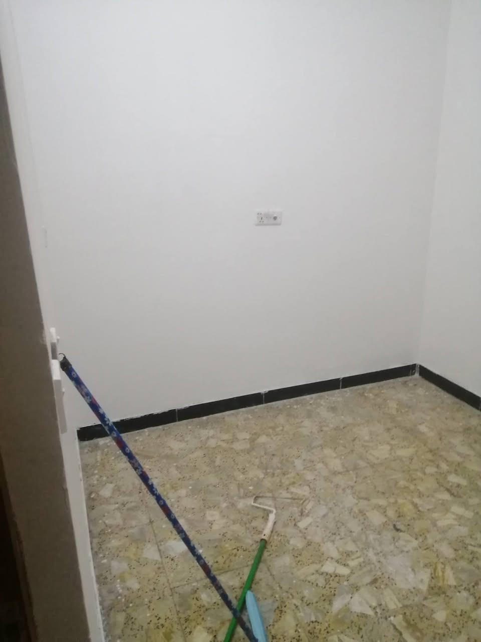 سلام عليكم بيت مساحه ٥٠ البلديات ضياء الحلفي غرفتين وصاله ومطبخ وحمام واستقبال وسطحين شارع عريض موجه البيت للاستفسار *********** متواجد خاص
