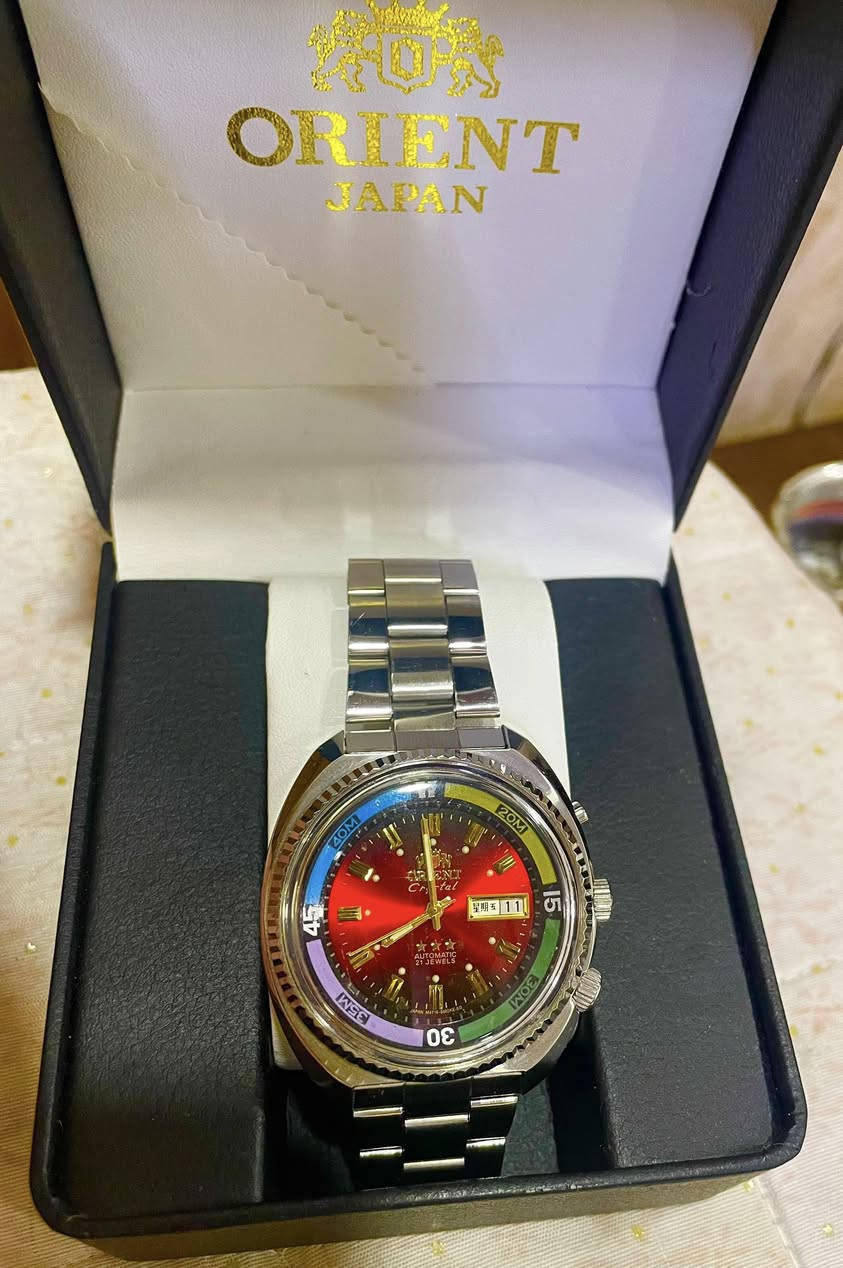 ساعة أورينت (Orient king Diyer) ياباني كلاسيك أوتماتيك ذات مينه أحمر متدرج وتحتوي على 21 حجر مع عقارب ذهبية اللون الطوق الدائري دوار
قطر الساعه 44 -45 ملم
نافذة للتاريخ اليومي والشهري 
الهيكل مصنوع من الفولاذ المقاوم للصدأ (ستانليس ستيل)
نظافة الساعه ممتازه 
وقت مضبوط جداً جداًاًاًاًاًاًاً
السعر 125 ألف للمهتم خاص
*********** 
المكان كركوك يوجد توصيل
