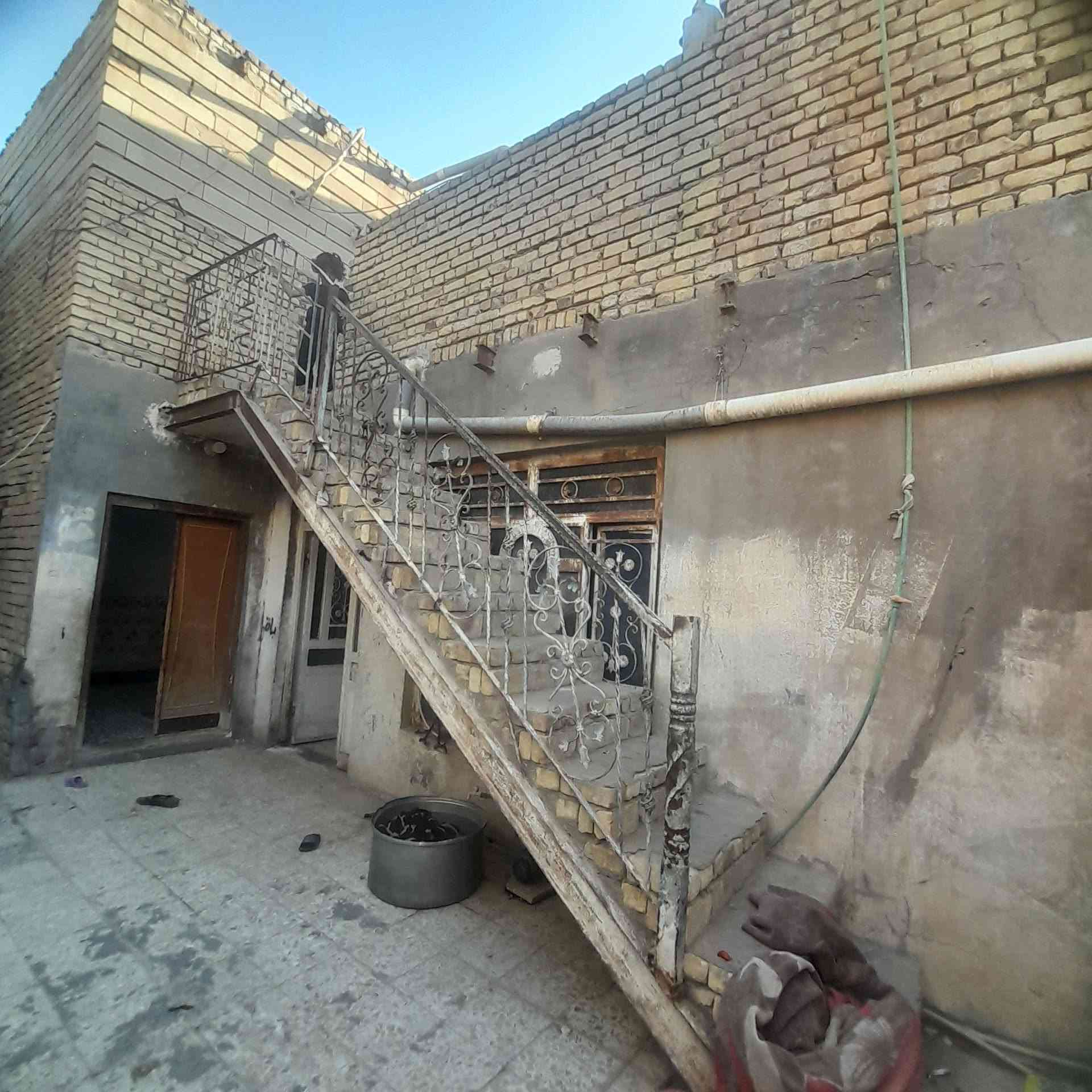 بيت للبيع حي العامل قرب السايدين المساحة ٢٠٠م استفسار ***********
